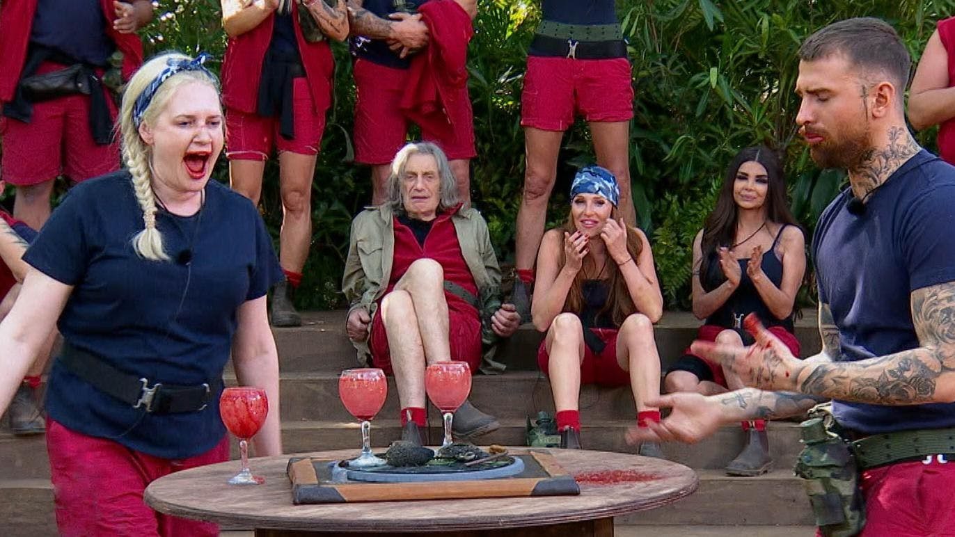 Die Stars hauen im DSchungel mächtig rein: Bei den Ekel-Prüfungen gibt es immer wieder besondere Delikatessen. Hier: Sarah Knappig und Gigi Birofio trinken pürierten Ziegenmagen.