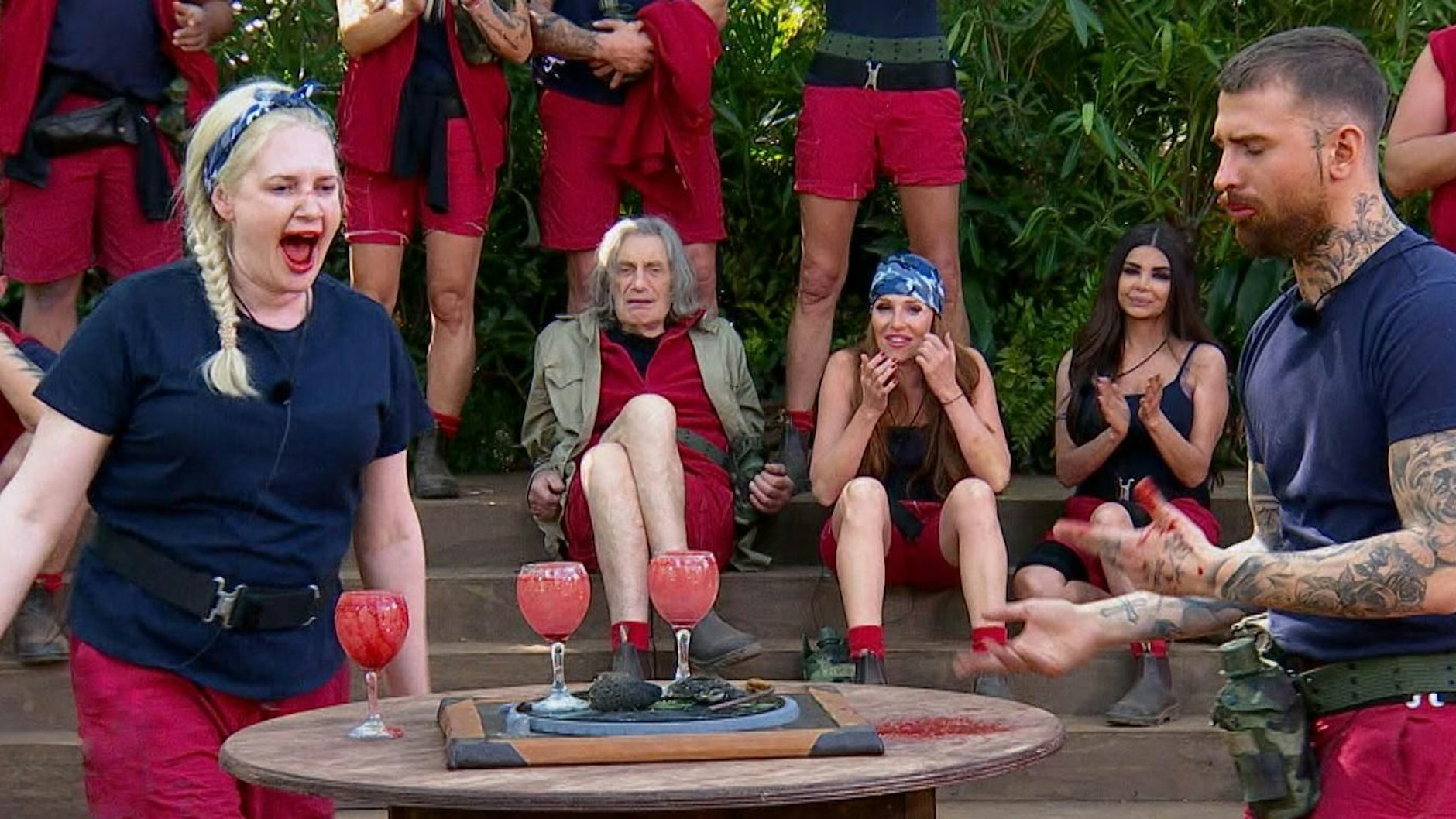 Die Stars hauen im DSchungel mächtig rein: Bei den Ekel-Prüfungen gibt es immer wieder besondere Delikatessen. Hier: Sarah Knappig und Gigi Birofio trinken pürierten Ziegenmagen.