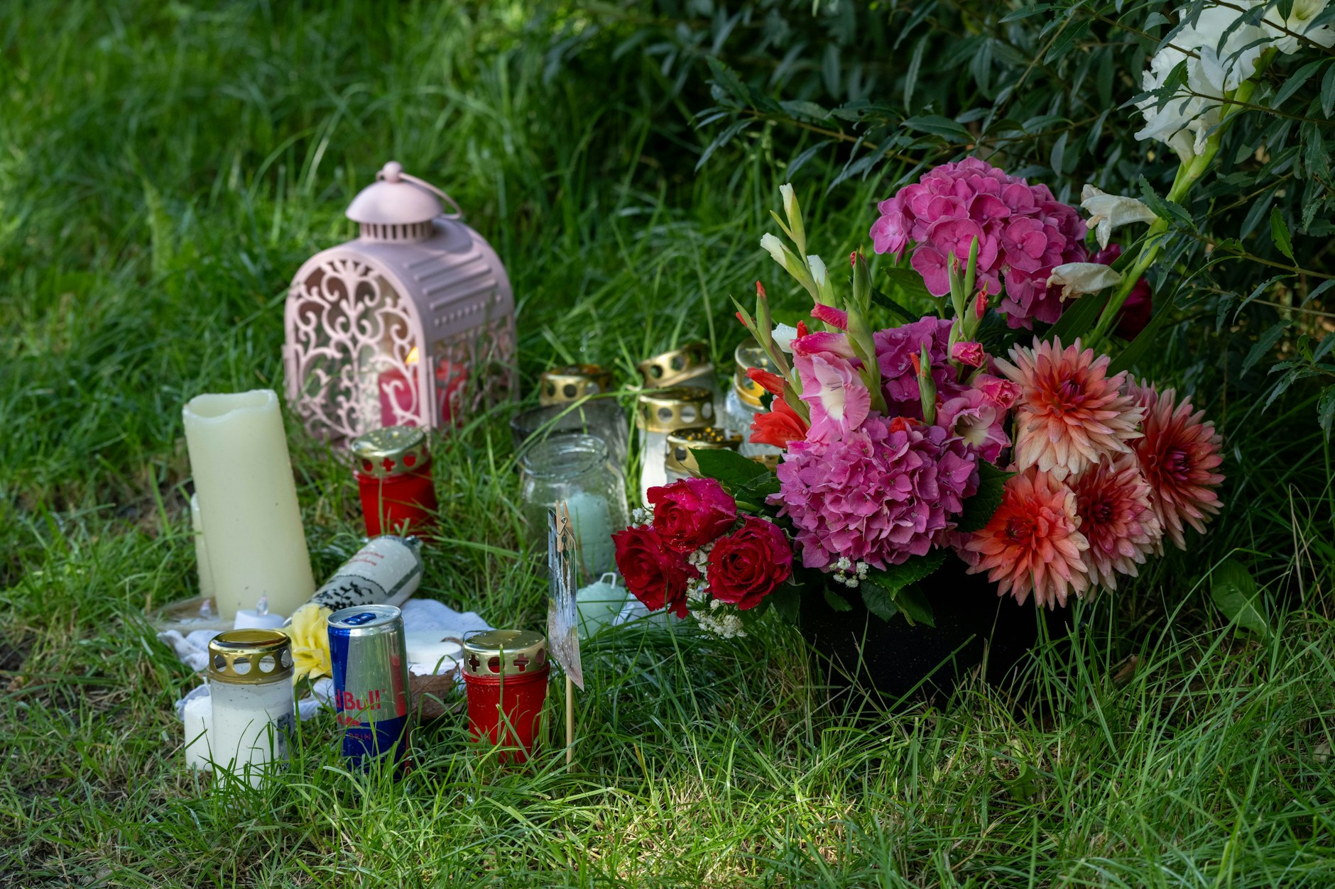 Blumen und Kerzen stehen an einem Weg im Ortsteil Bubkevitz auf der Insel Rügen. Eine 14 Jahre alte Reiterin ist auf Rügen von einem landwirtschaftlichen Gerät überrollt und tödlich verletzt worden.