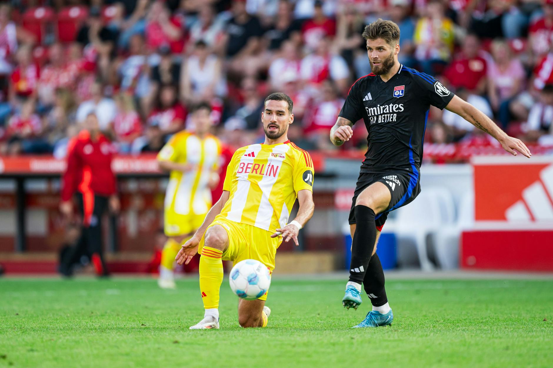 Den Ball im Blick: Ivan Prtajin (l.) im Testspiel gegen Olympique Lyon.