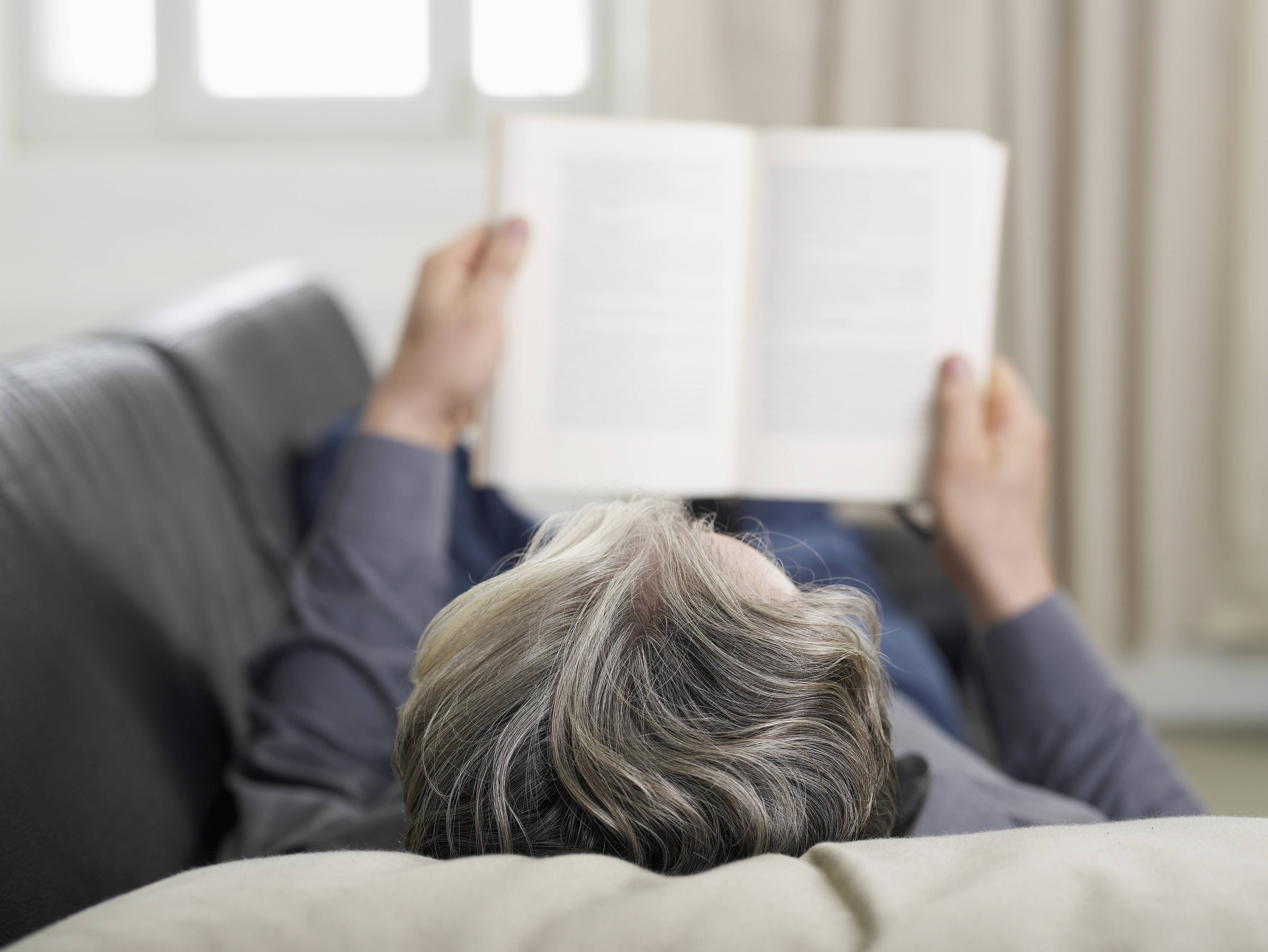 Er lag gemütlich auf dem Bett! Bücherwurm bei Einbruch erwischt