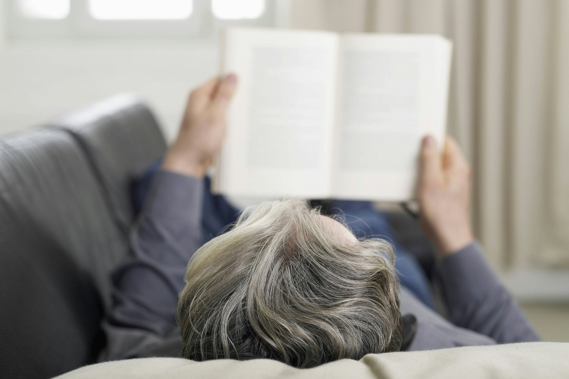 Einbrecher verliest sich im Buch „Gli dei alle sei. L'Iliade all'ora dell'aperitivo“ („Die Götter um sechs. Die Ilias zur Cocktailstunde“), eine im letzten Jahr erschienene Abhandlung zur griechischen Mythologie des italienischen Autors Giovanni Nucci.