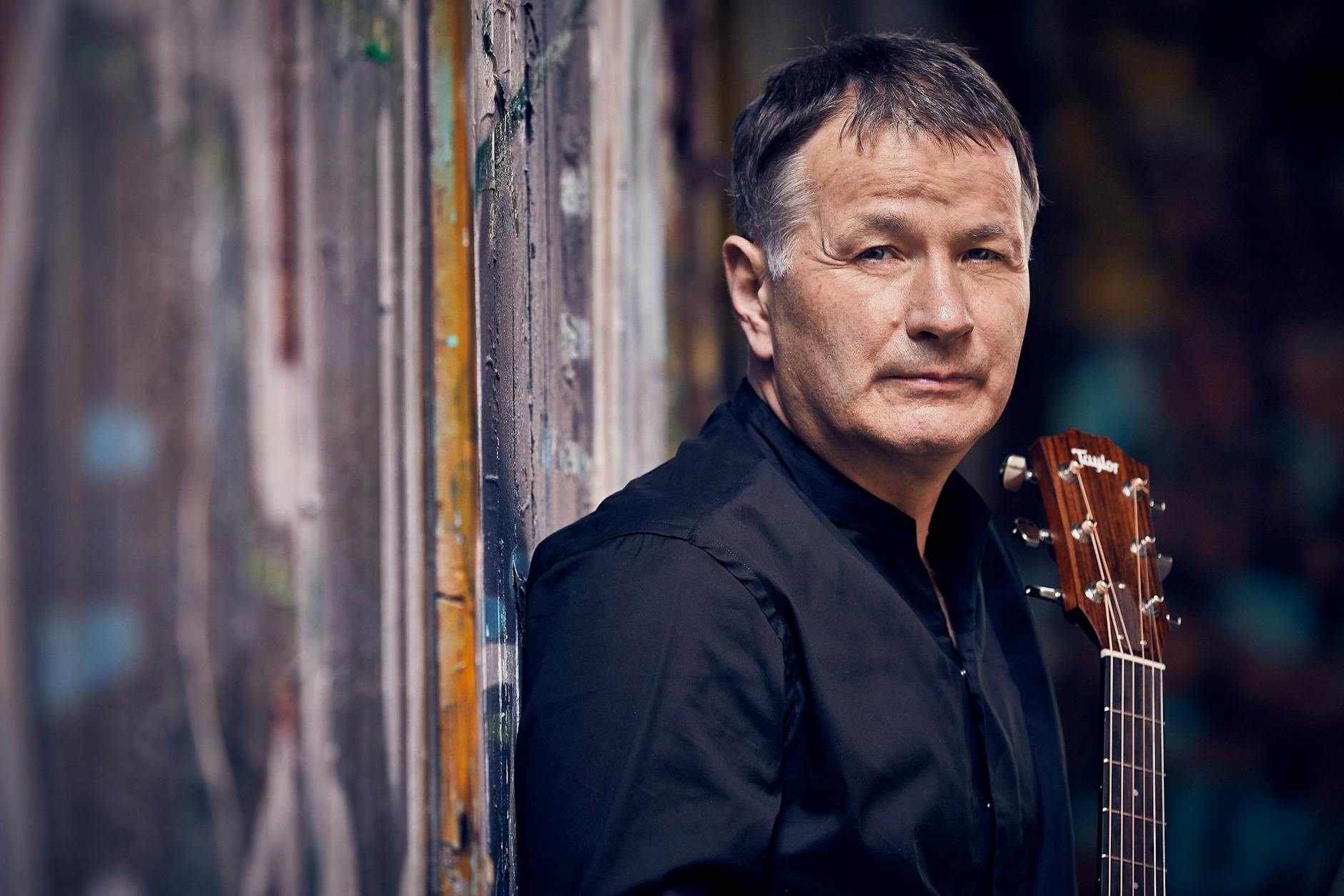 Nur zusammen mit seiner Gitarre: So solo ist „In aller Freundschaft“-Star Thomas Rühmann unterwegs.