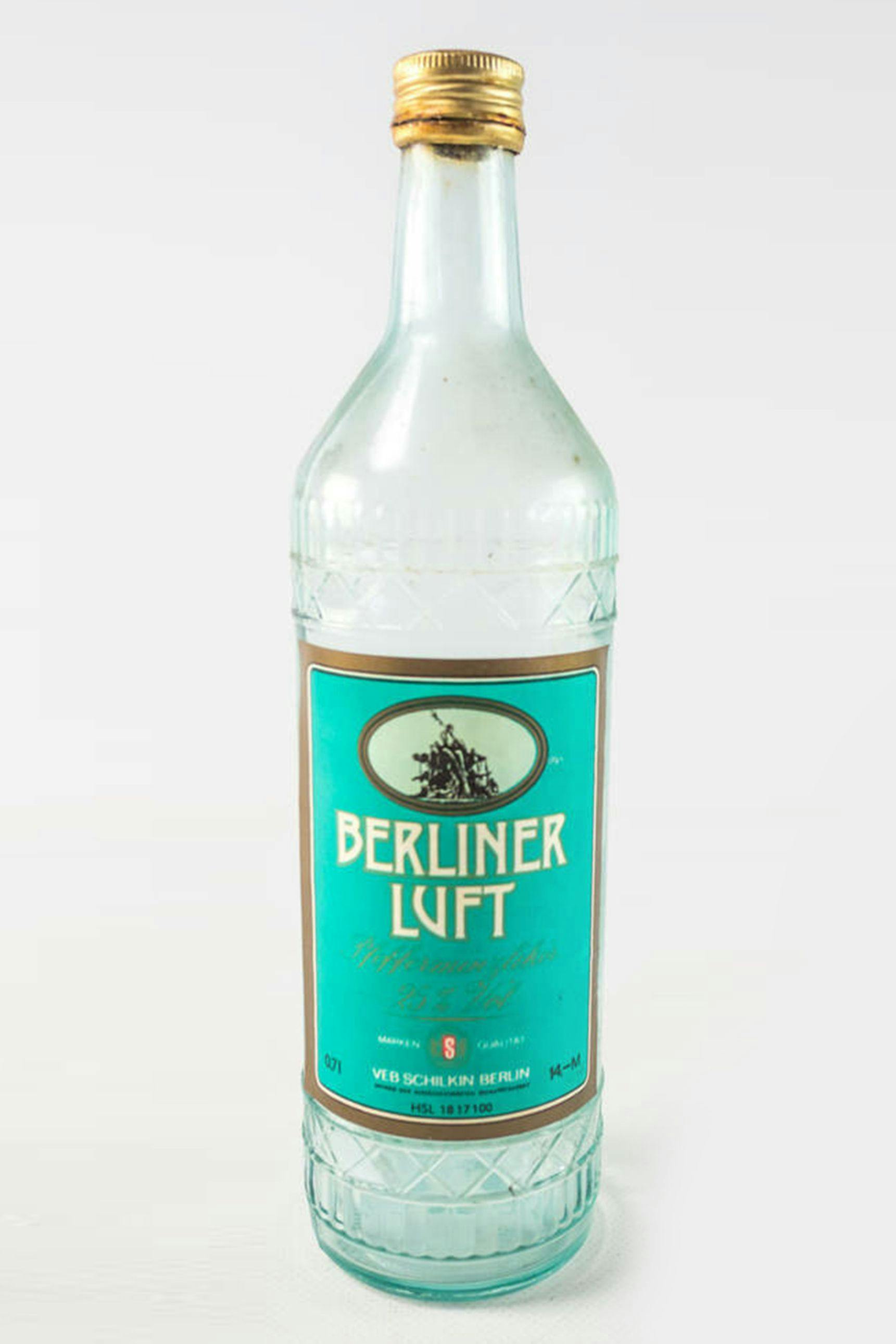 Bei der Flasche handelt es sich um den Pfefferminzlikör Berliner Luft, den es noch heute im Handel gibt.