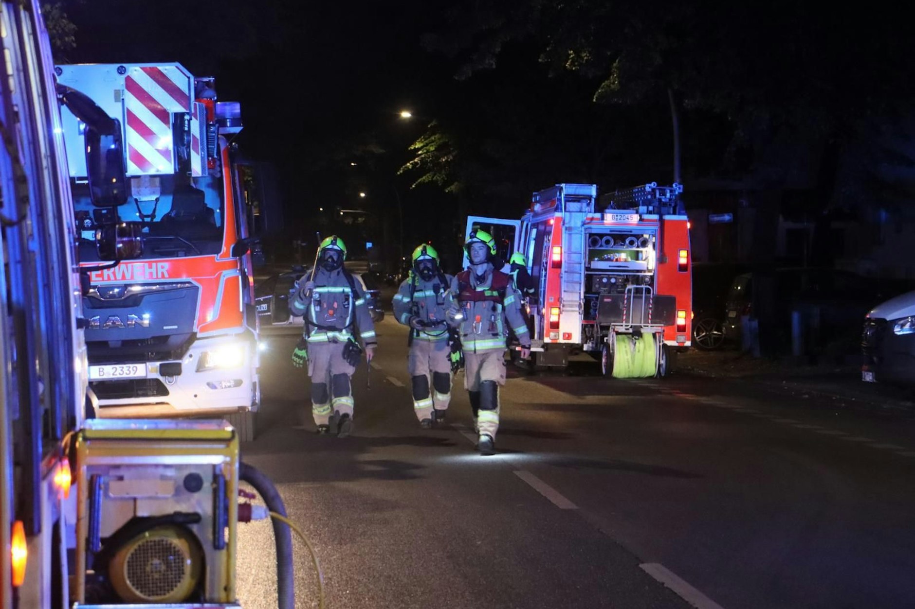 Schock-Moment in der Nacht! In einem Wohngebäude im Berliner Stadtteil Halensee brach in den frühen Morgenstunden ein Feuer im Keller aus.