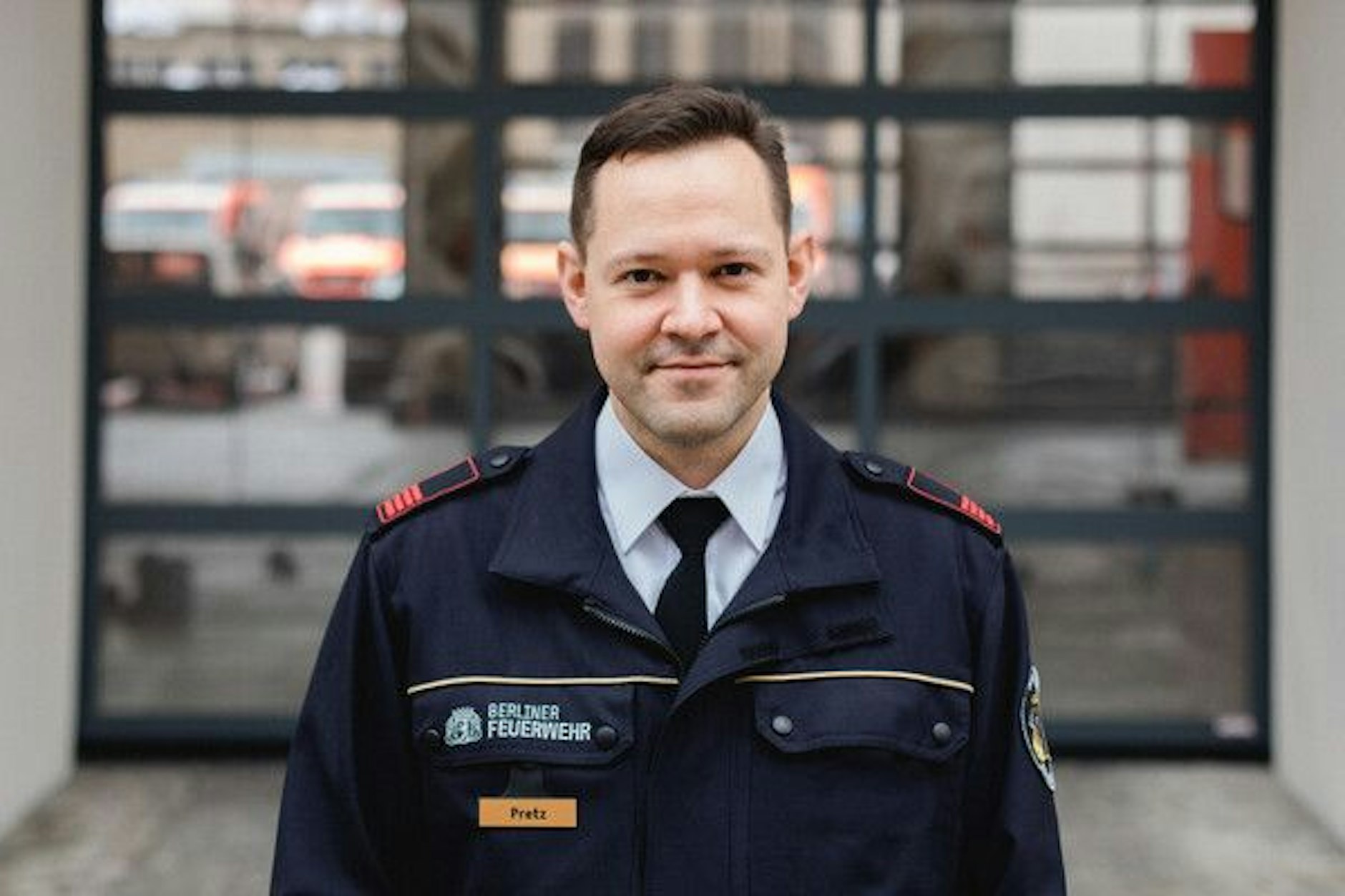Heute Morgen kam es in der Grenzallee, Ecke Naumburgerstraße, im Ortsteil Neukölln zu einem Brand im Keller eines dreistöckigen Autohauses, das teilt Dominik Pretz vom Pressedienst der Berliner Feuerwehr mit. 