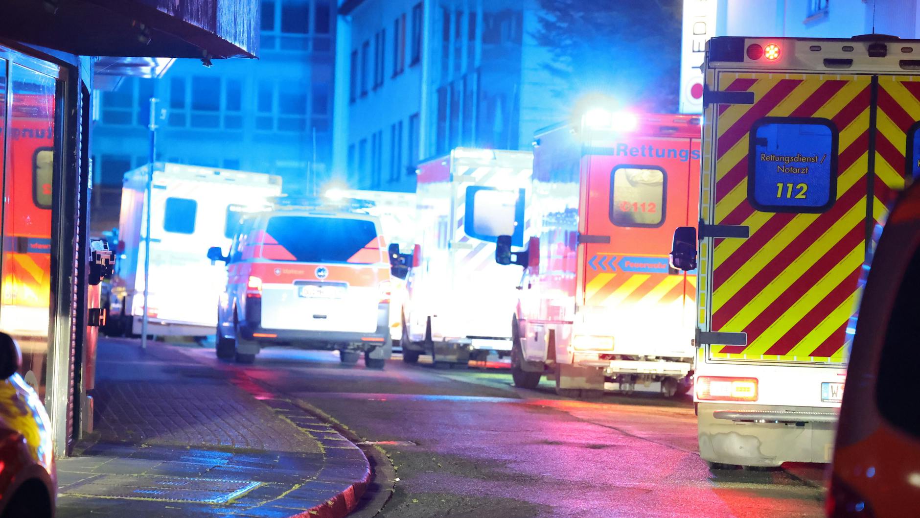 Nach der Amok-Tat in Solingen läuft ein Großeinsatz der Rettungskräfte.