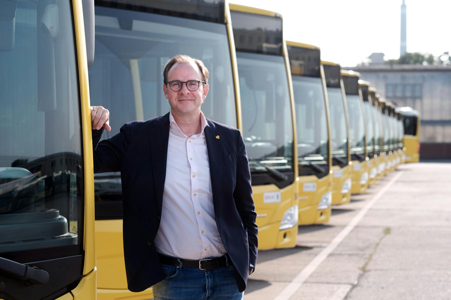 Viele Busse, aber zu wenig Fahrer: BVG-Chef Henrik Falk macht den Fahrgästen wenig Hoffnung. Auch im kommenden Jahr wird der Fahrplan nicht wieder hochgezogen.
