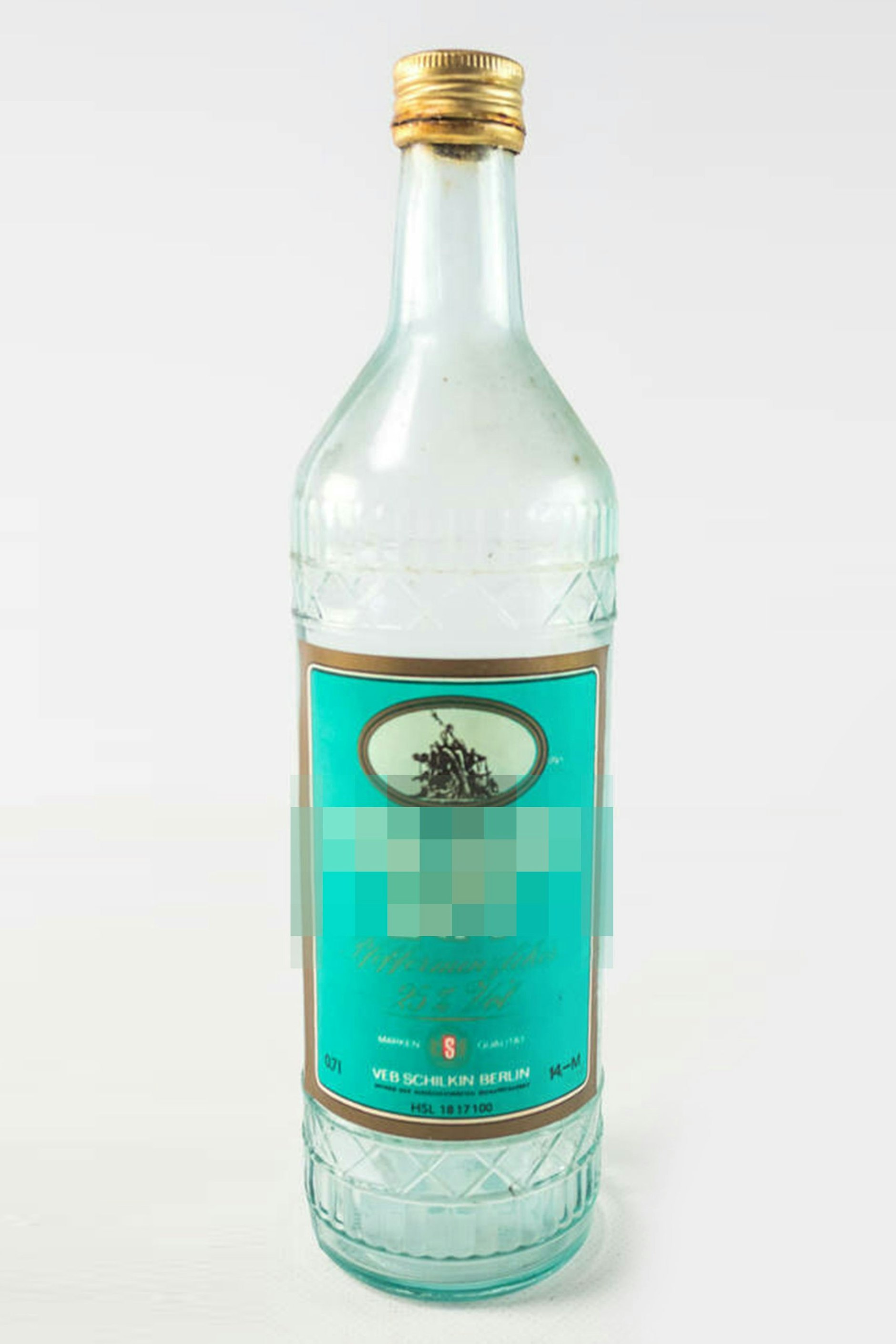 Fangen wir einfach an: Welcher Schnaps aus der DDR ist hier zu sehen?