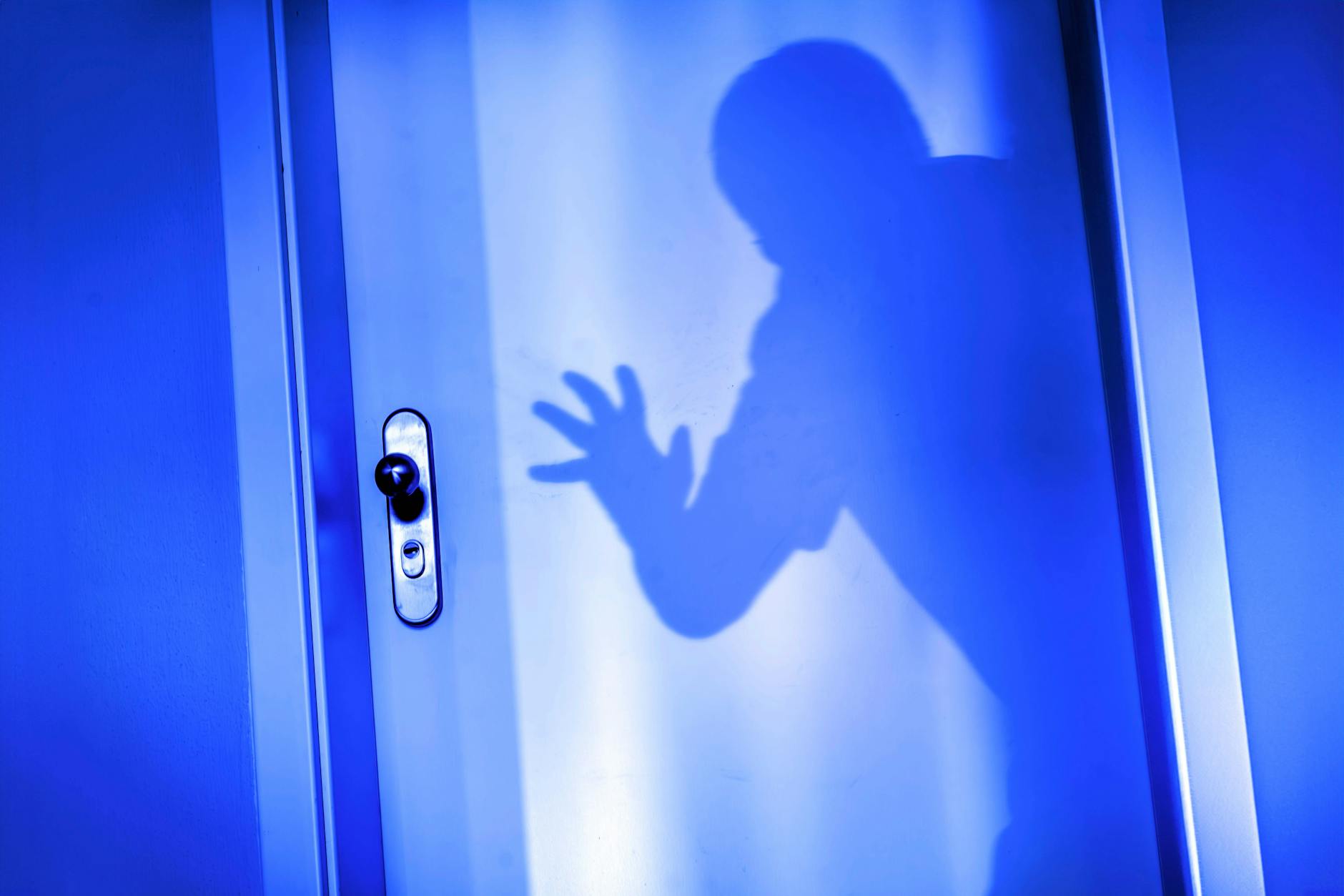 Rom: Ein 38-jährige Italiener hatte nach dem illegalen Eindringen in eine Wohnung ein Buch entdeckt, in dem er sich so lange festlas, bis die Polizei kam.