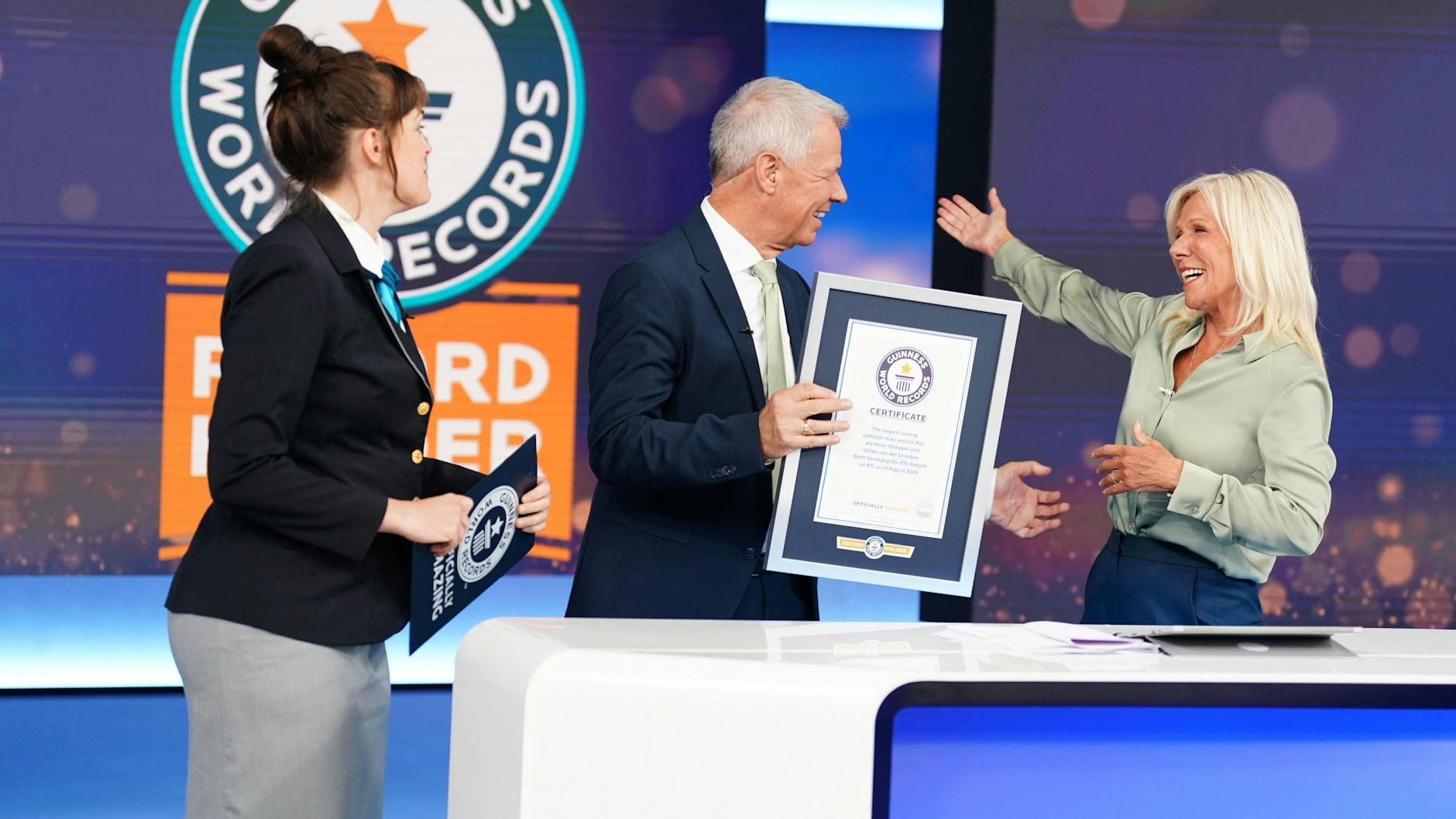 Peter Kloeppel und Ulrike von der Groeben bekommen ihre Weltrekord-Urkunde überreicht.