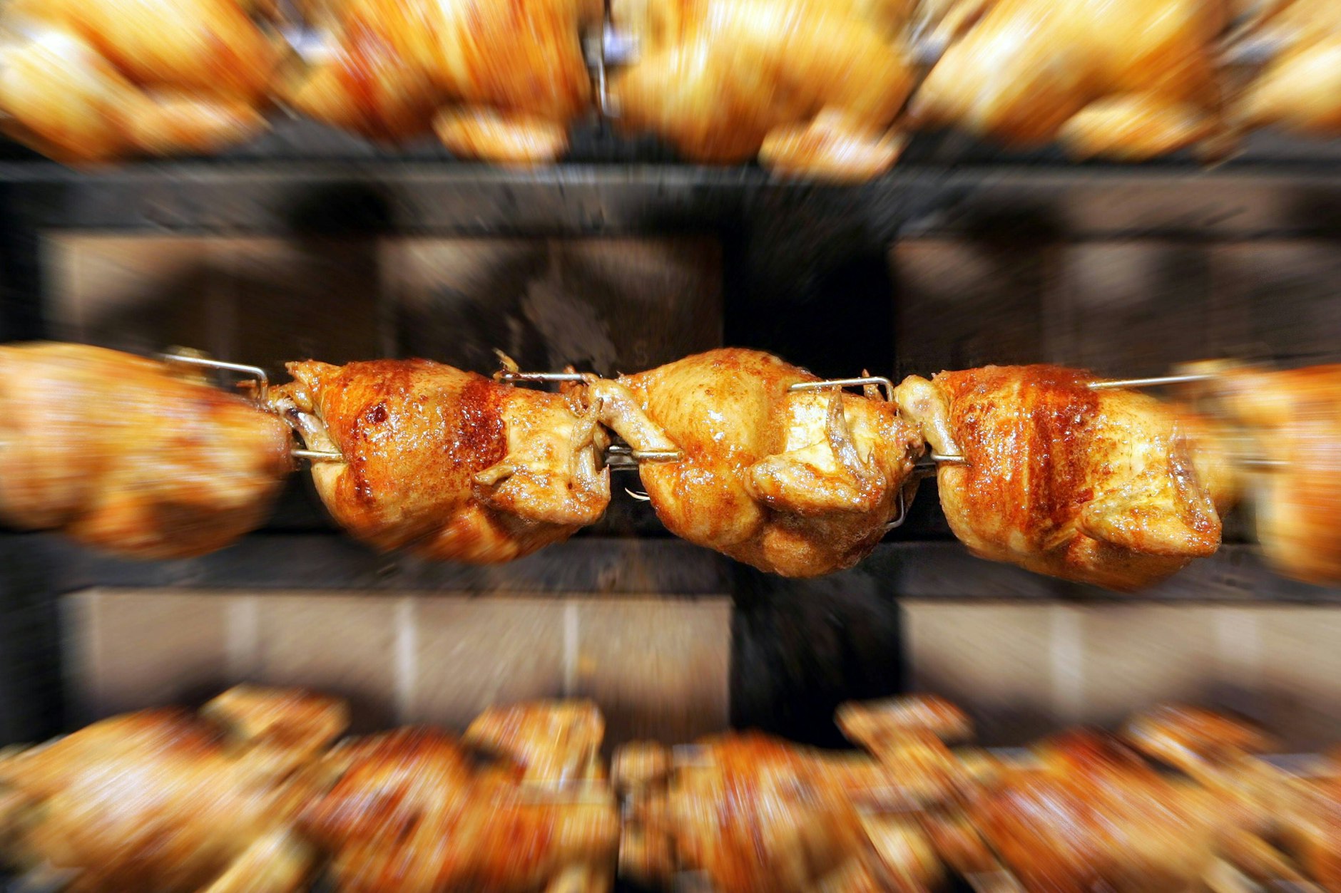 Lecker gewürzt und knusprig gebraten: Broiler sind köstlich - und lassen sich mit diesem Rezept auch zu einem tollen Salat verarbeiten!