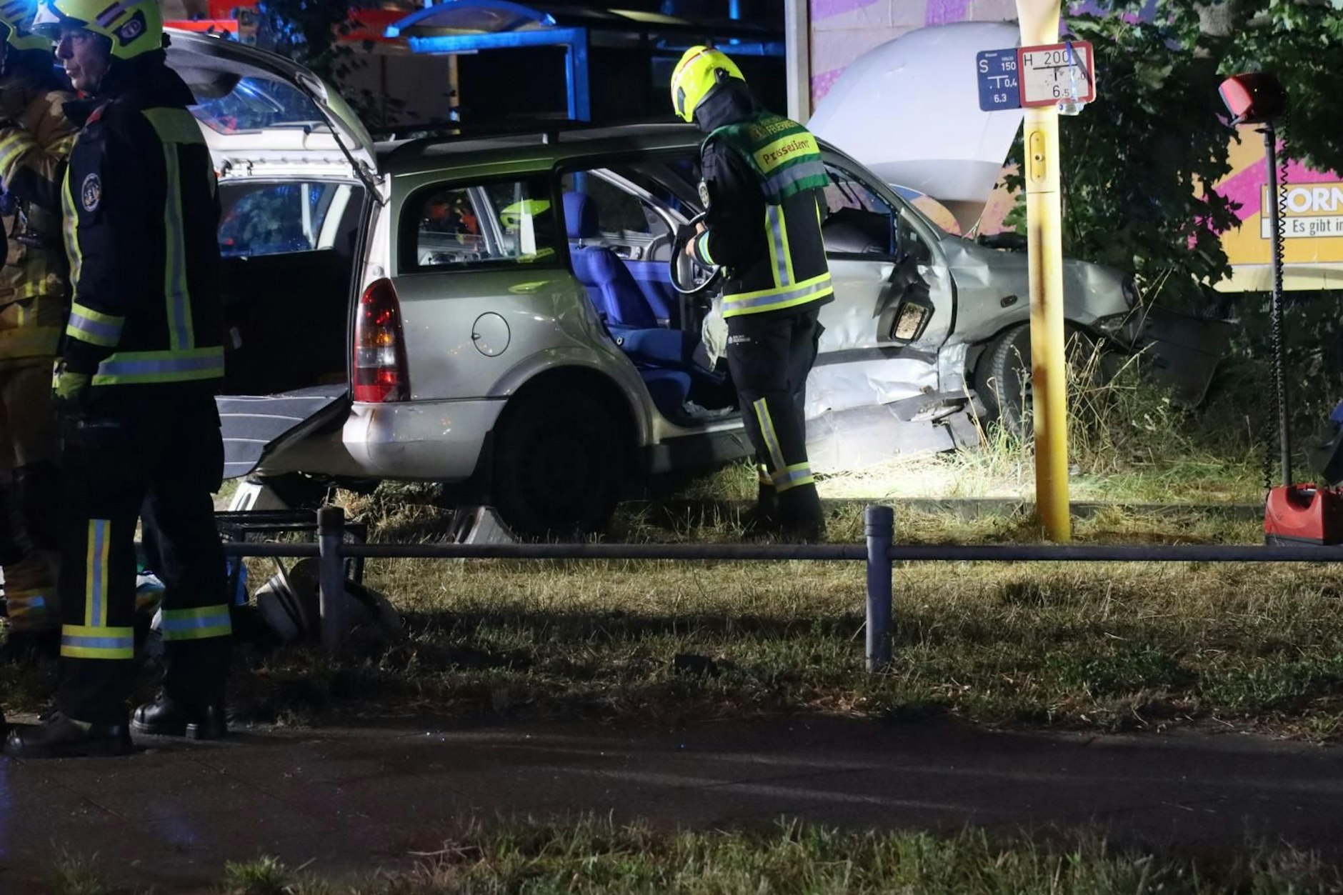 Rettungskräfte am Unfallort in Rudow