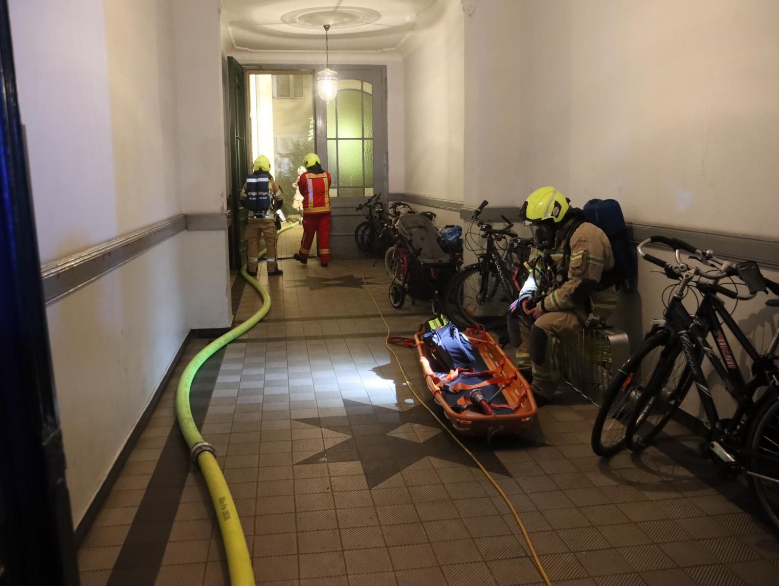 Feuer-Drama in Halensee: Elf Menschen aus Rauchhölle gerettet!