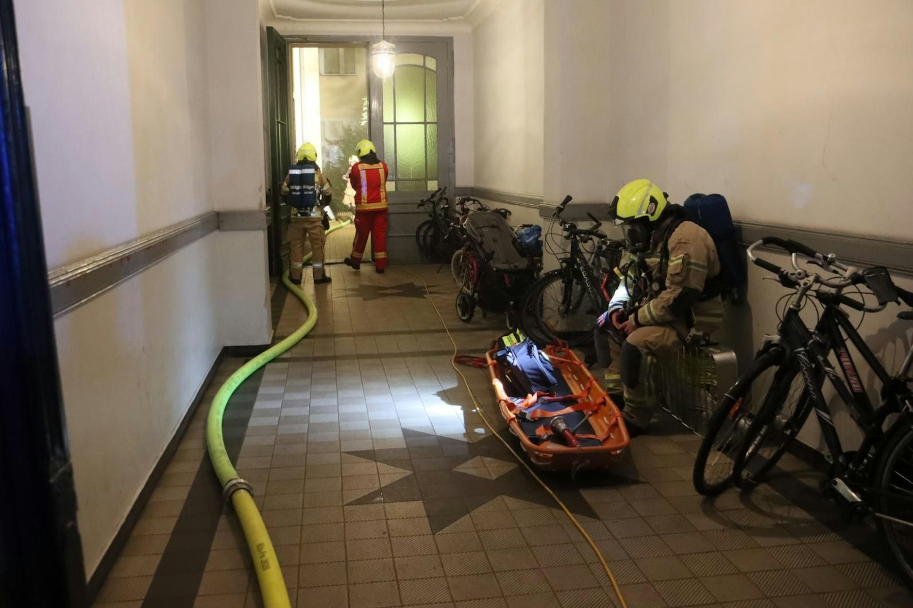 Feuerwehr rettet 11 Menschen in Halensee!