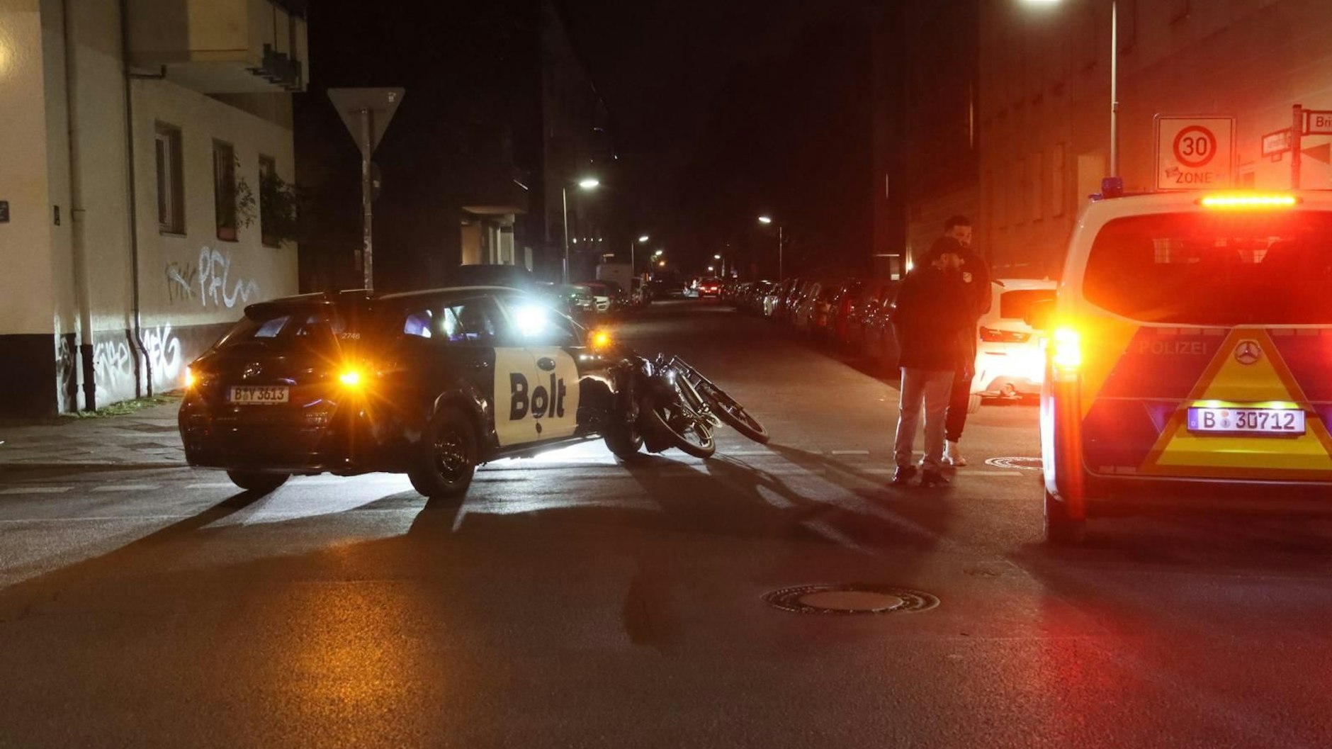 In Britz wurde ein Radfahrer in der Nacht von einem Auto erfasst, kam schwer verletzt ins Krankenhaus. 