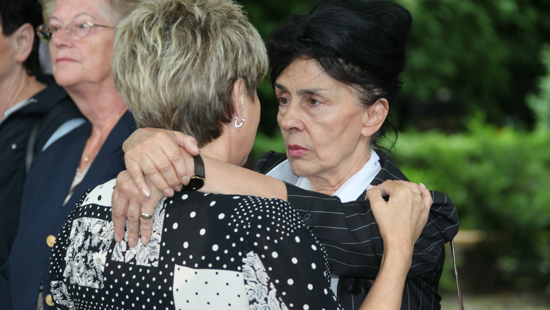 Evelin Matt und Dagmar Frederic im Jahr 2009 bei der Beerdigung von Margot Ebert.