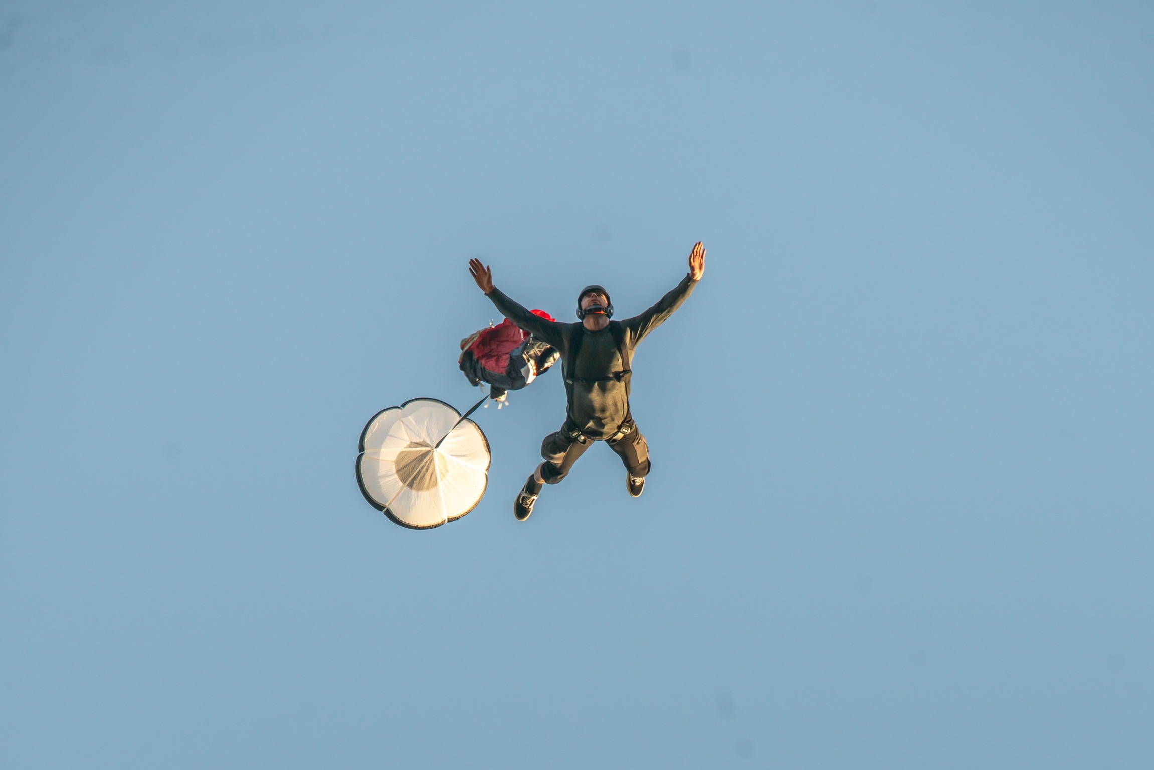 Horror! Fallschirmspringer stürzt ab – so fühlte sich der Aufprall an