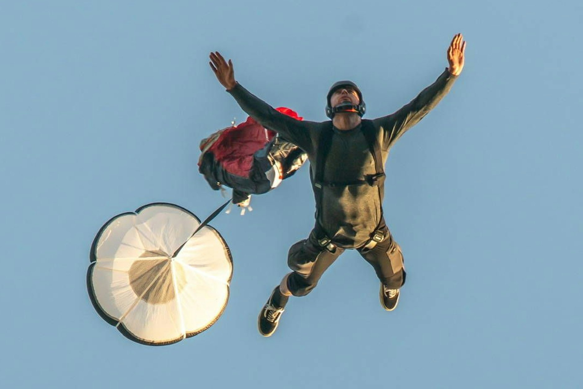 Kirk Trainor ist seit Jahren Fallschirmspringer, absolvierte mehr als 600 Sprünge - doch im Mai passierte ihm das Unfassbare.