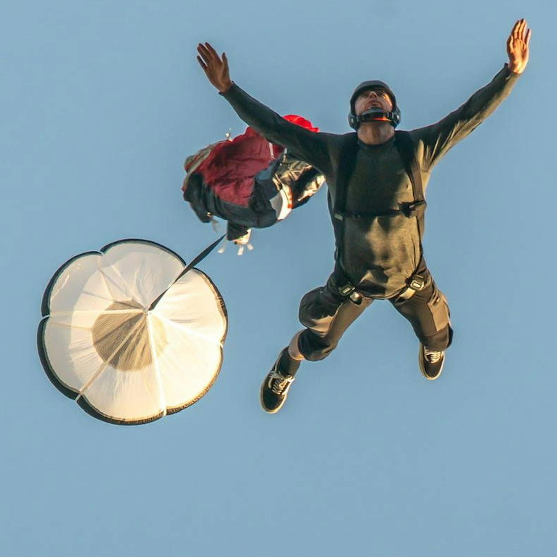 Horror! Fallschirmspringer stürzt ab – so fühlte sich der Aufprall an