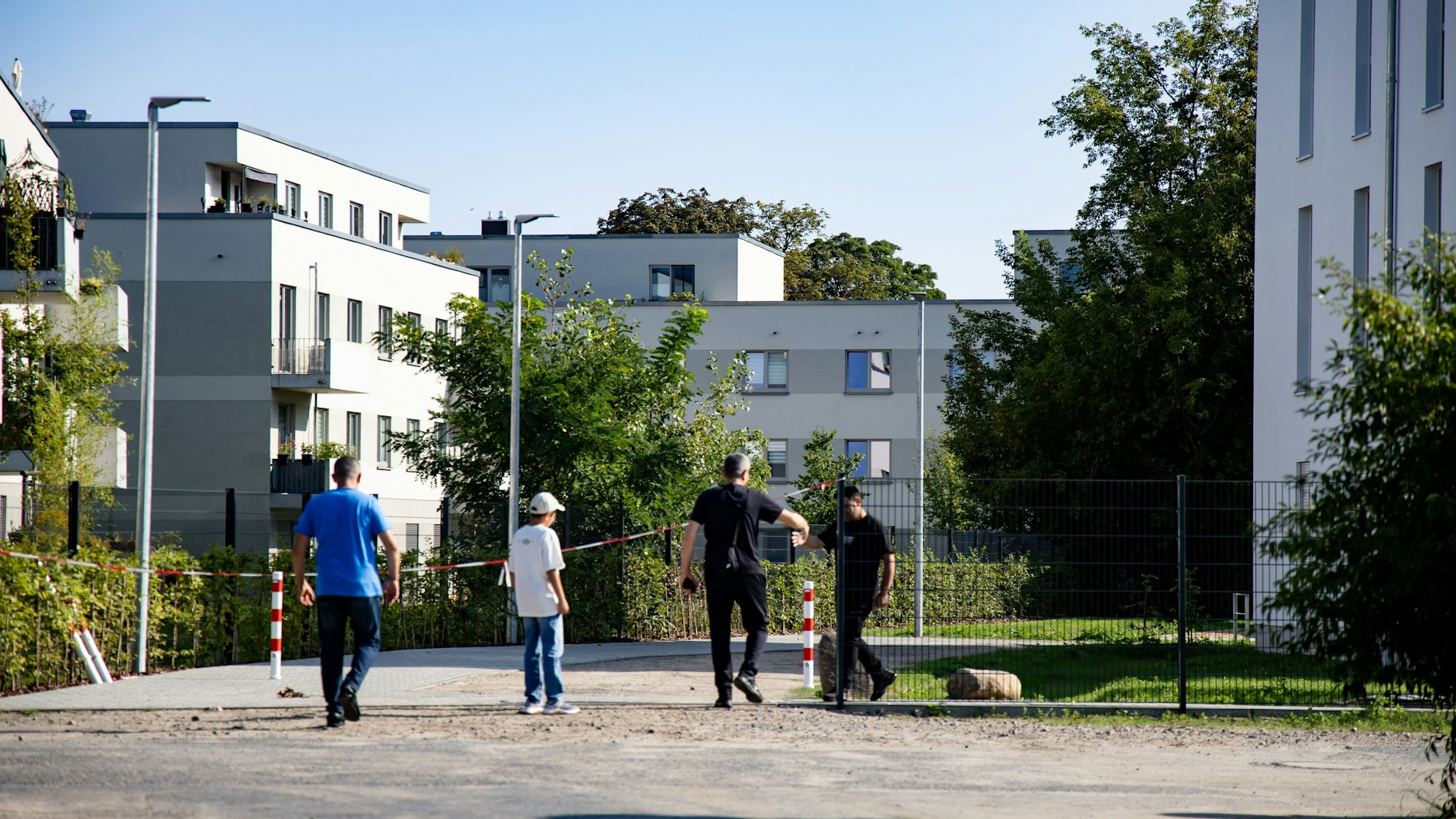 Künftige Bewohner der neuen Flüchtlingsunterkunft in Berlin-Pankow schauen sich das Gelände an.