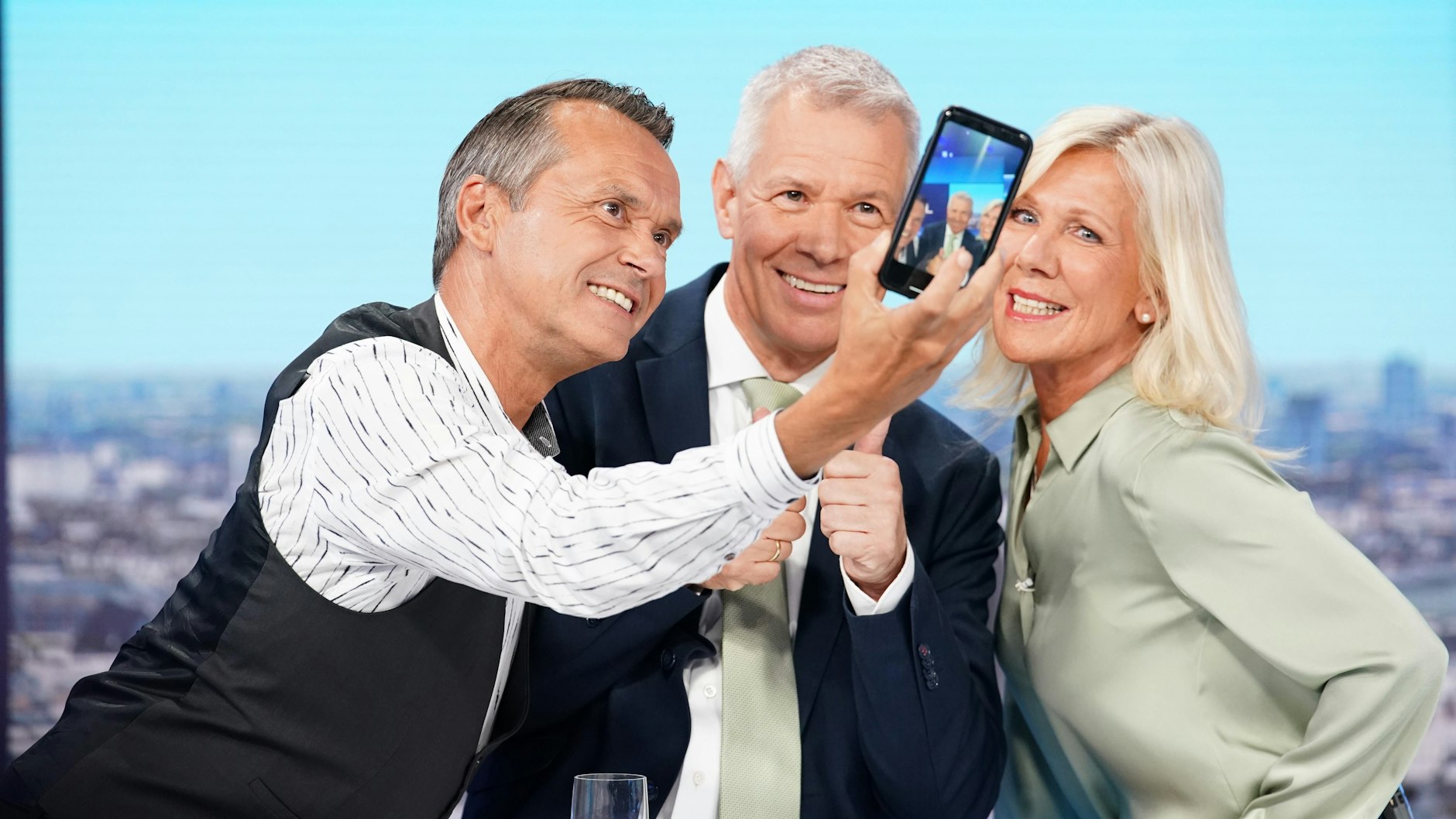 Peter Kloeppel und Ulrike von der Groeben mit Wetterfrosch Christian Häckel bel RTL Aktuell.