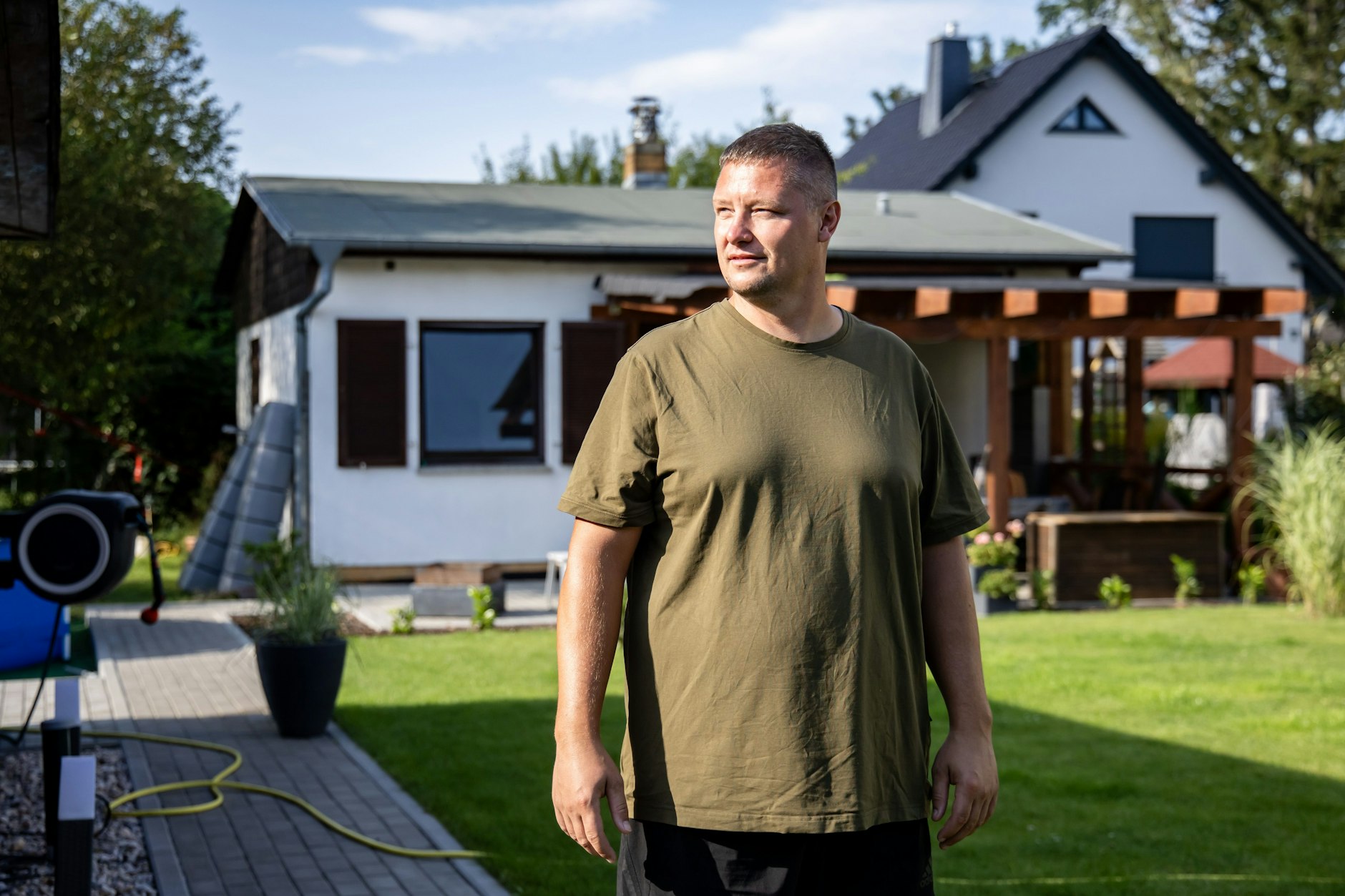 Robert R. steht vor seinem Ferienhaus neben der neuen Flüchtlingsunterkunft in Berlin-Pankow.