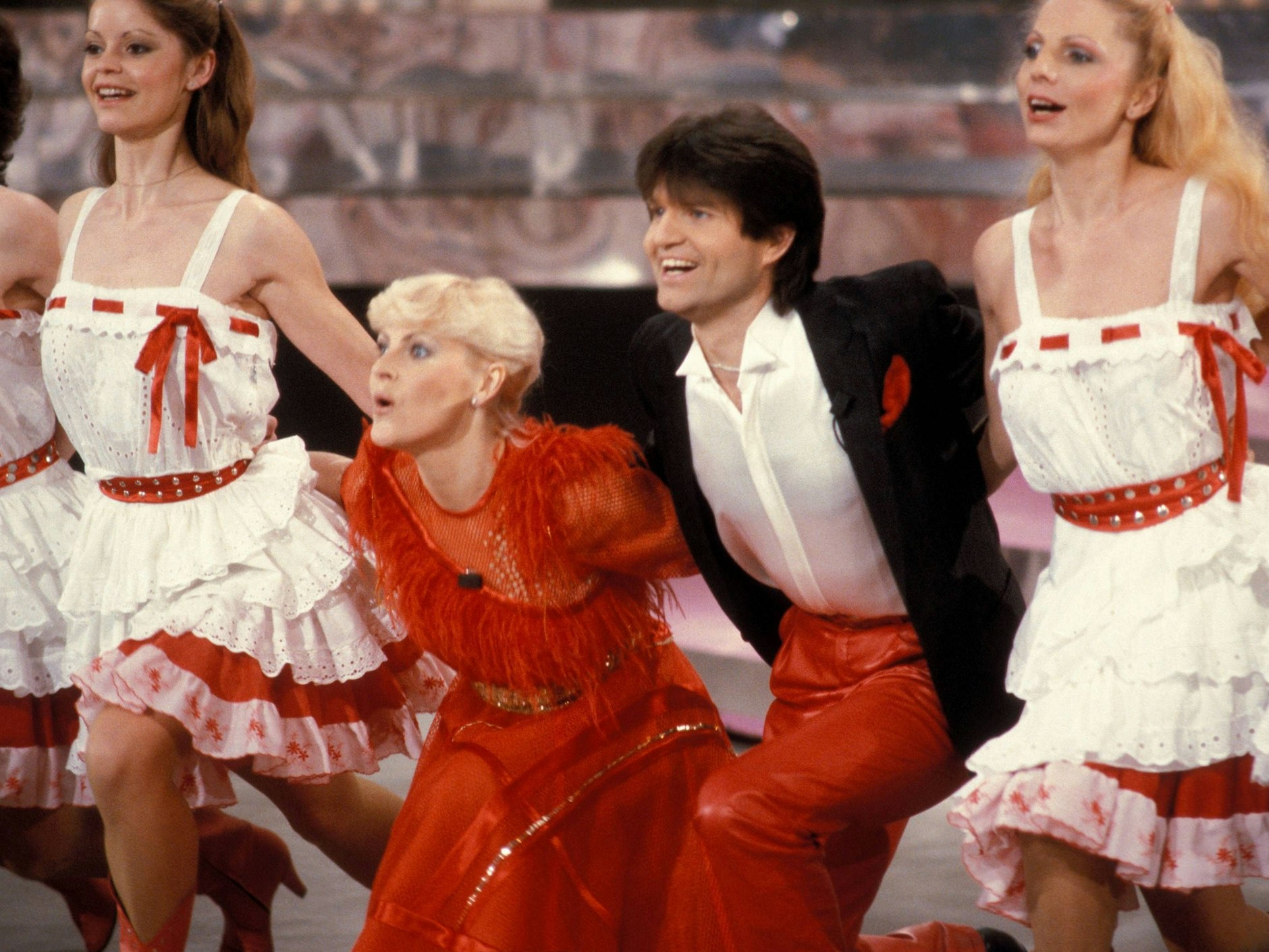 Die Moderatoren Petra Kusch-Lück und Uwe Jensen mit dem Fernsehballett während der Show „Ein Kessel Buntes“ in Berlin.