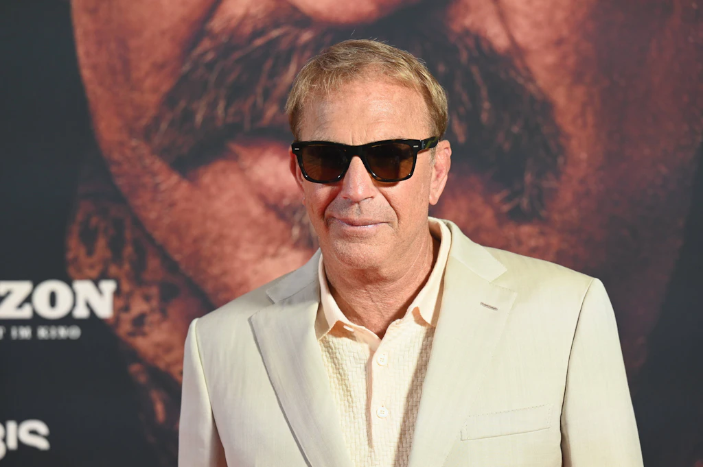 Erwischt! Weltstar Kevin Costner düst im BVG-Bus durch Berlin