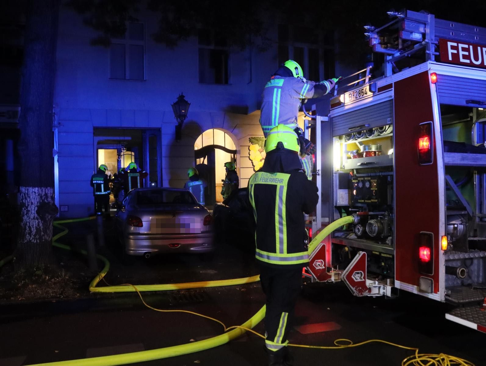 Brand in Berlin-Halensee: Keller von Wohnhaus stehen in Flammen