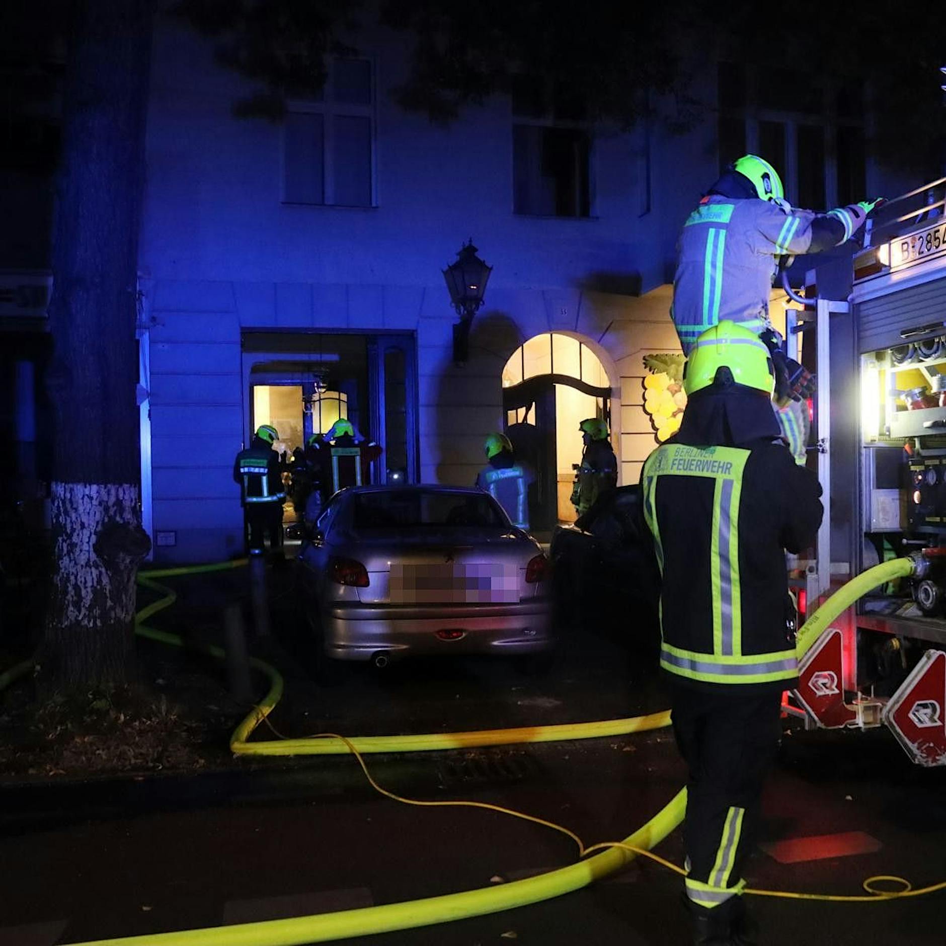Brand in Berlin-Halensee: Keller von Wohnhaus stehen in Flammen