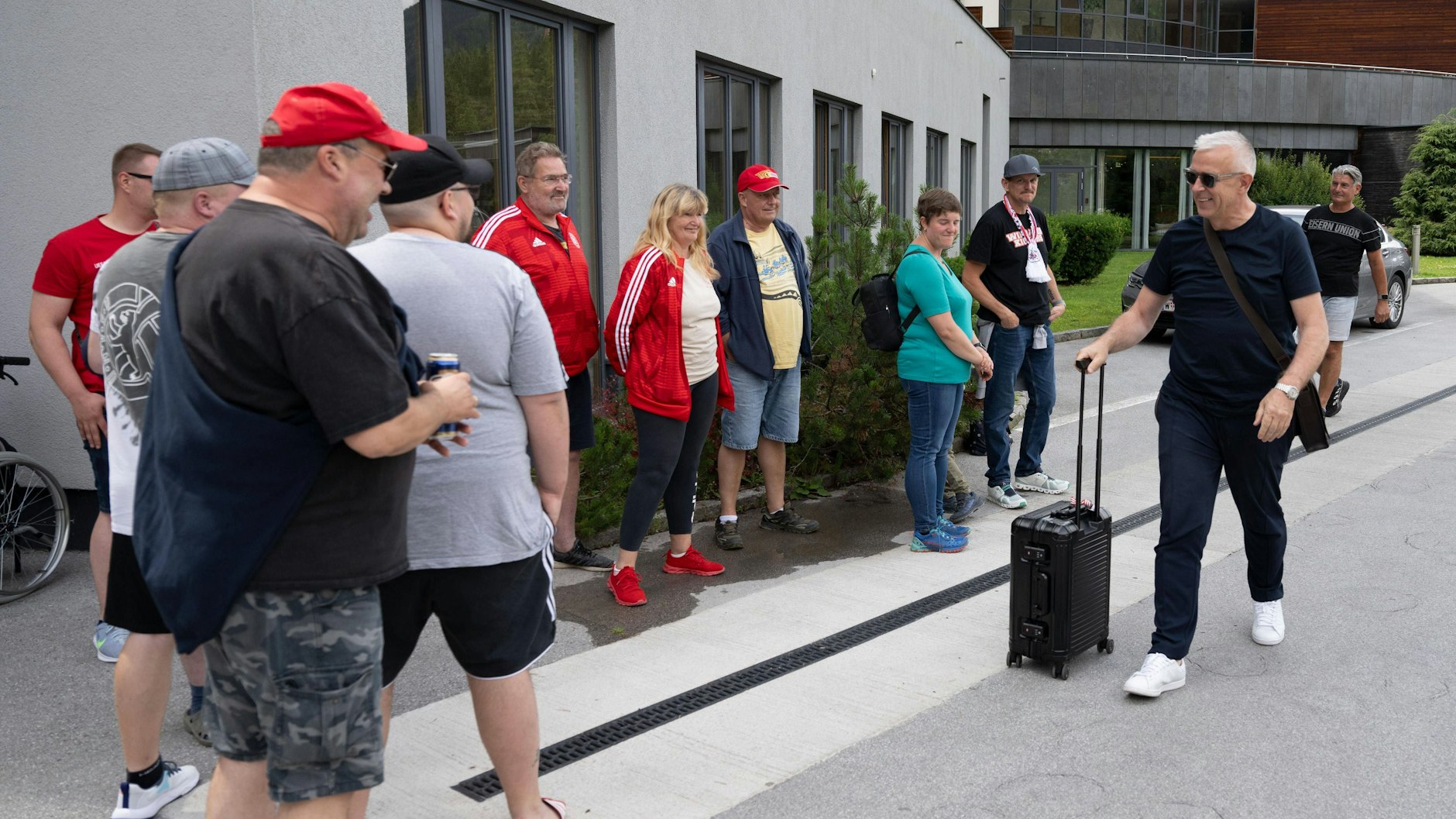Präsident Dirk Zingler ist mittenmang dabei, hier auch Juli im Trainingslager der Mannschaft des 1. FC Union in Längenfeld.