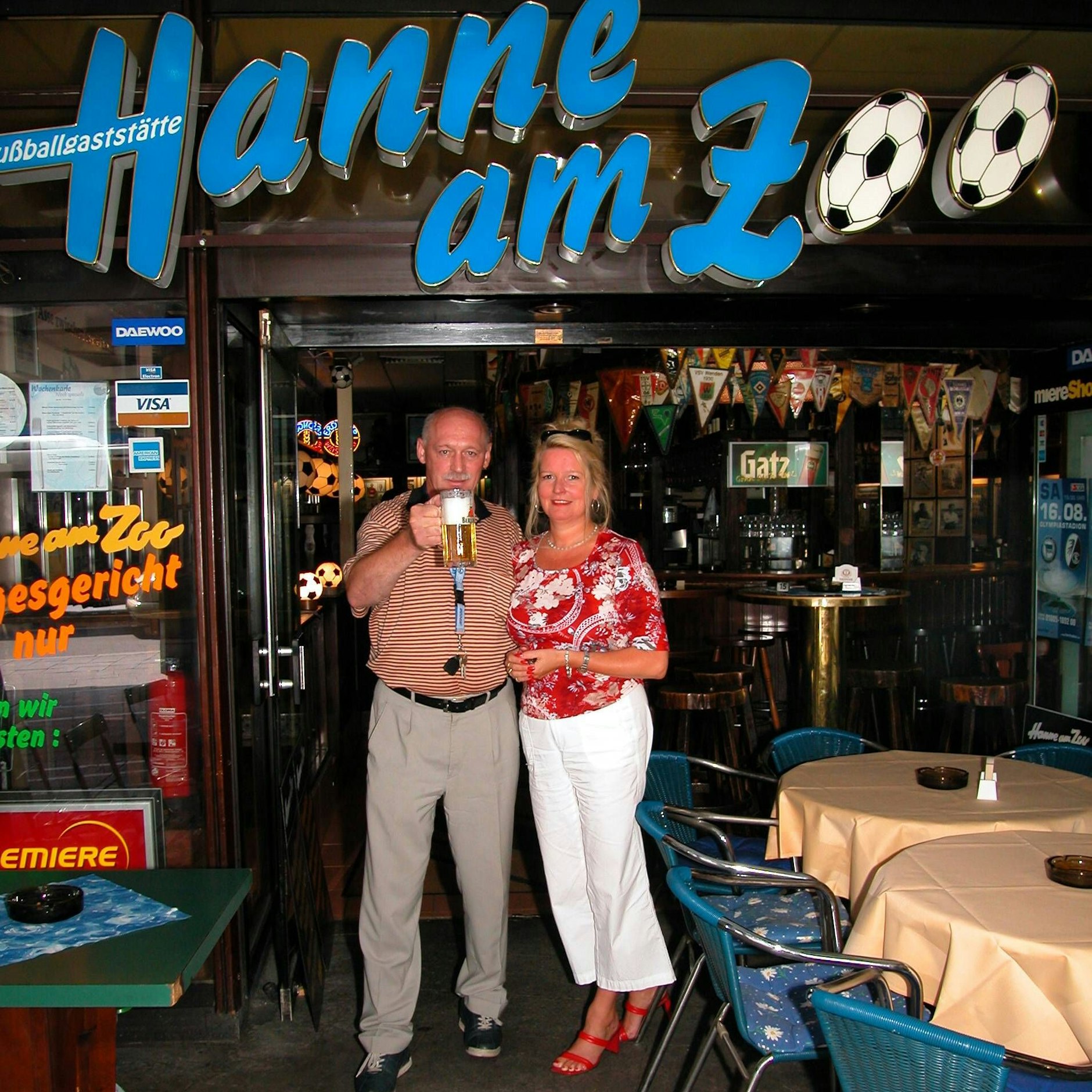 Hanne Weiner mit Frau Marita in seiner Kneipe Hanne am Zoo, die er 2002 von Herthas Ex-Präsident Wolfgang Holst übernahm.