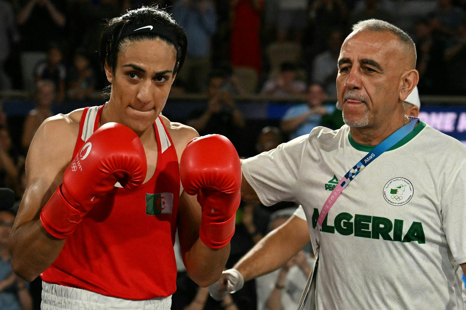 Die algerische Boxerin Imane Khelif mit ihrem Trainer bei den Olympischen Spielen in Paris.