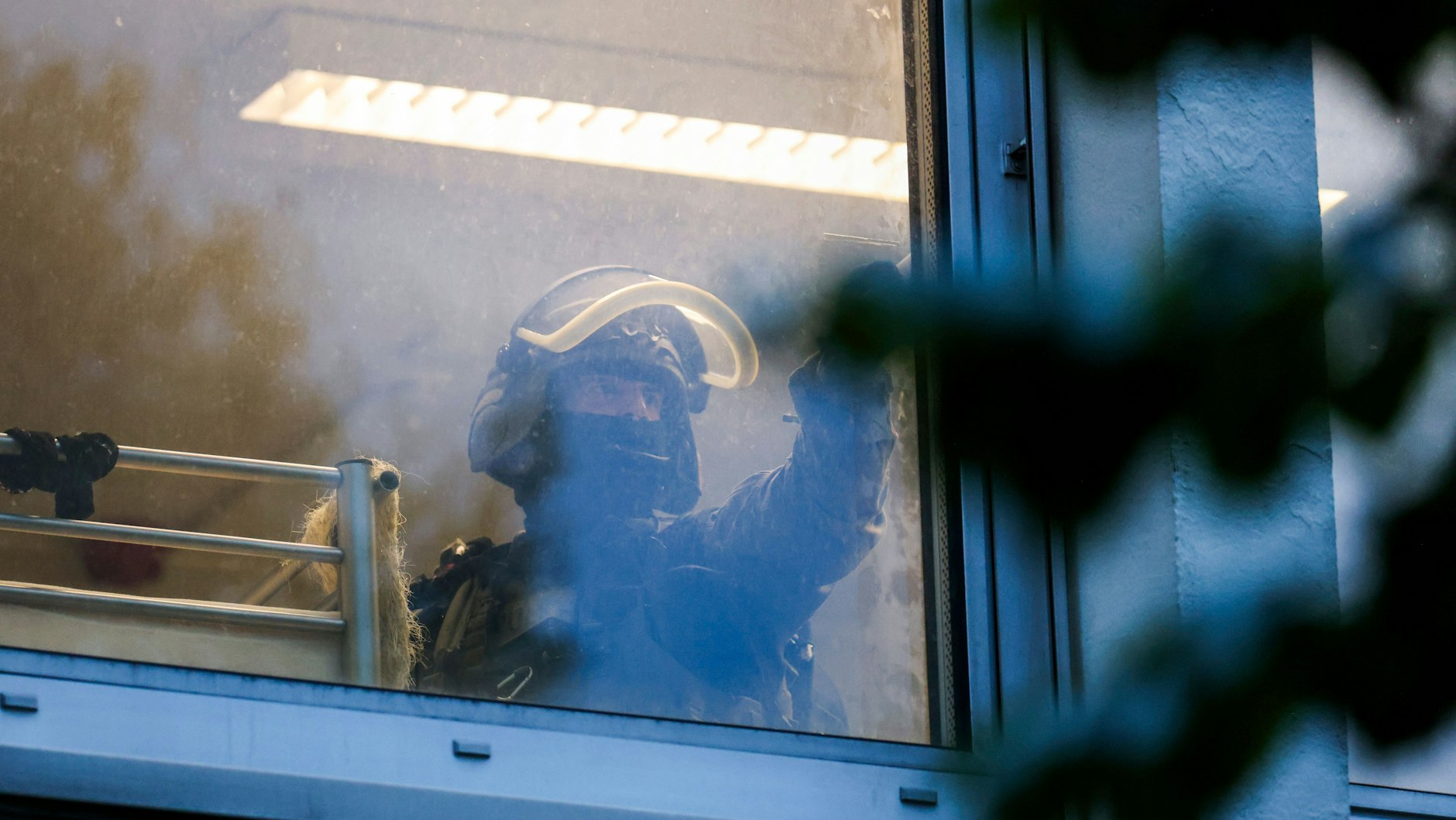 Das SEK stürmte ein Flüchtlingsheim in Solingen. Eine Person soll festgenommen worden sein.