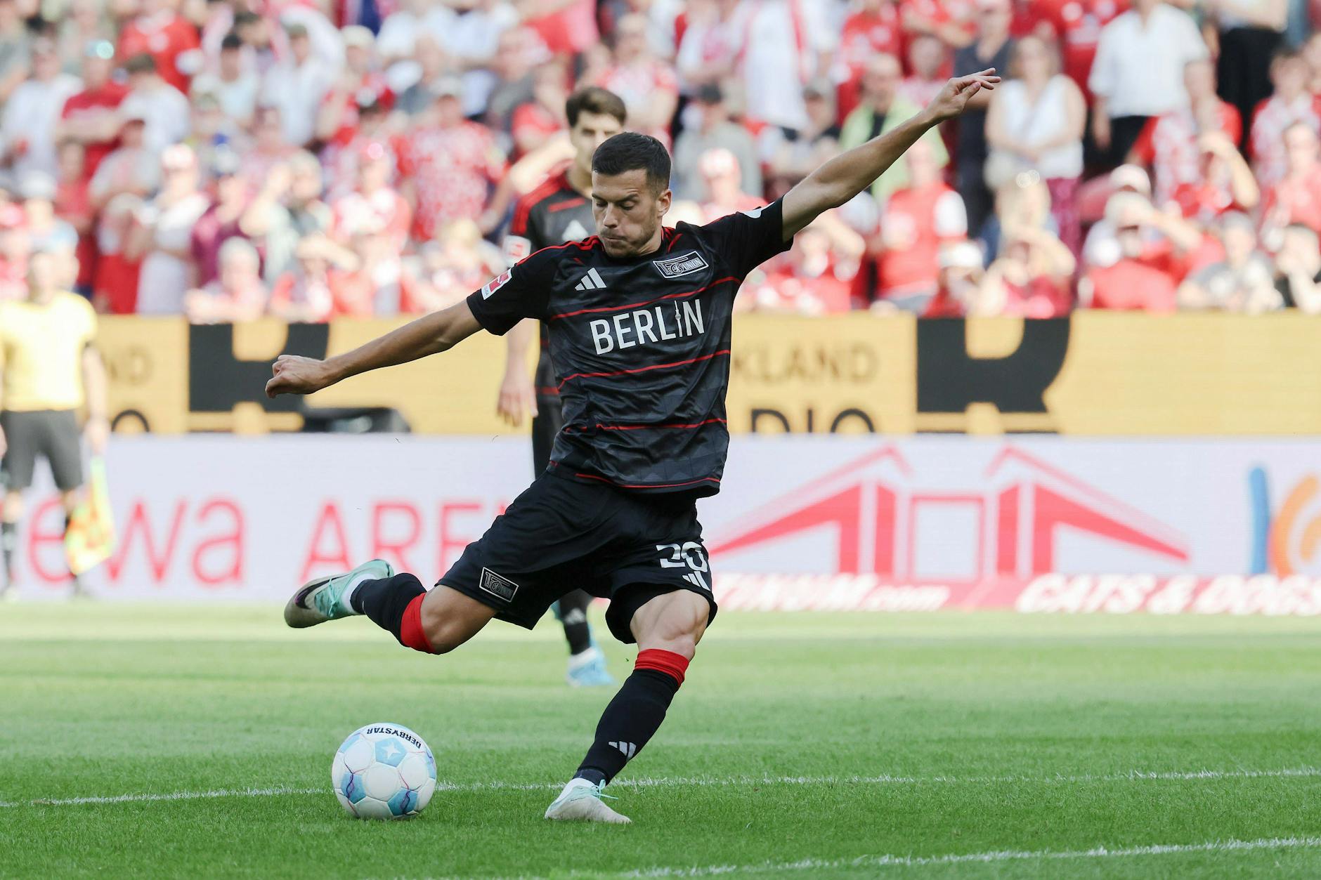 Laszlo Benes braucht nach seiner Einwechselung nur zwei Minuten und einen satten Schuss, um den 1. FC Union in Mainz zurück in Spiel zu bringen. 