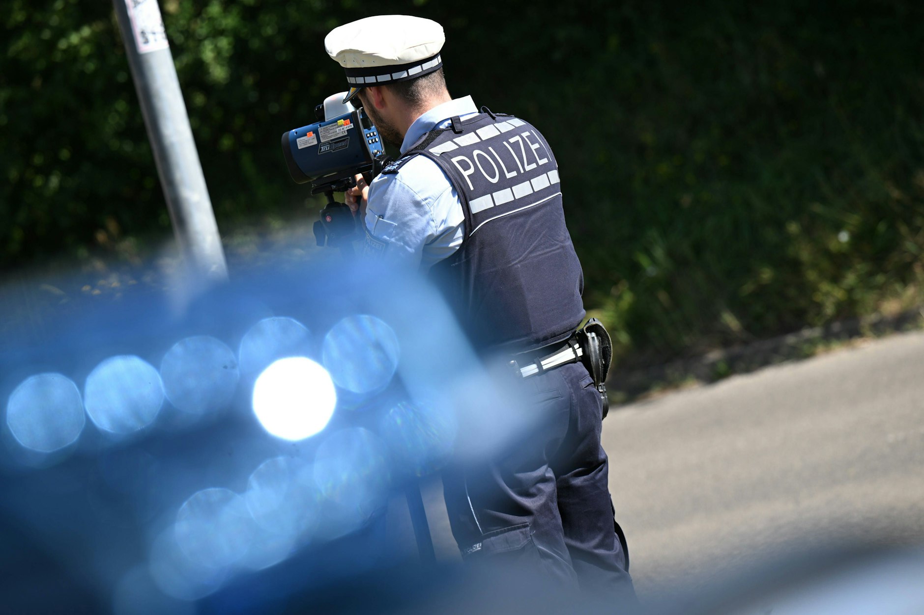 Mit Vollgas ins Wochenende: Ein Bleifußfahrer in Marzahn sorgt mit 122 km/h in der 50er-Zone für Aufregung und kassiert dafür eine saftige Strafe.