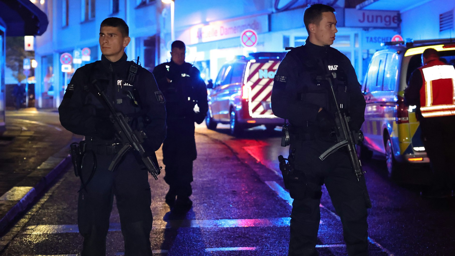 Schwerbewaffnete Polizisten sicherten nach dem Anschlag die Innenstadt in Solingen.