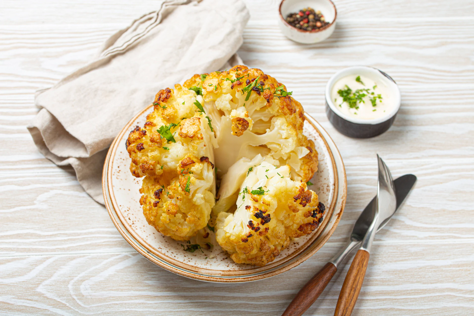 Rezept für gebackenen Blumenkohl: Ein Blumenkohl kann alles, was Kartoffeln können – nur besser.