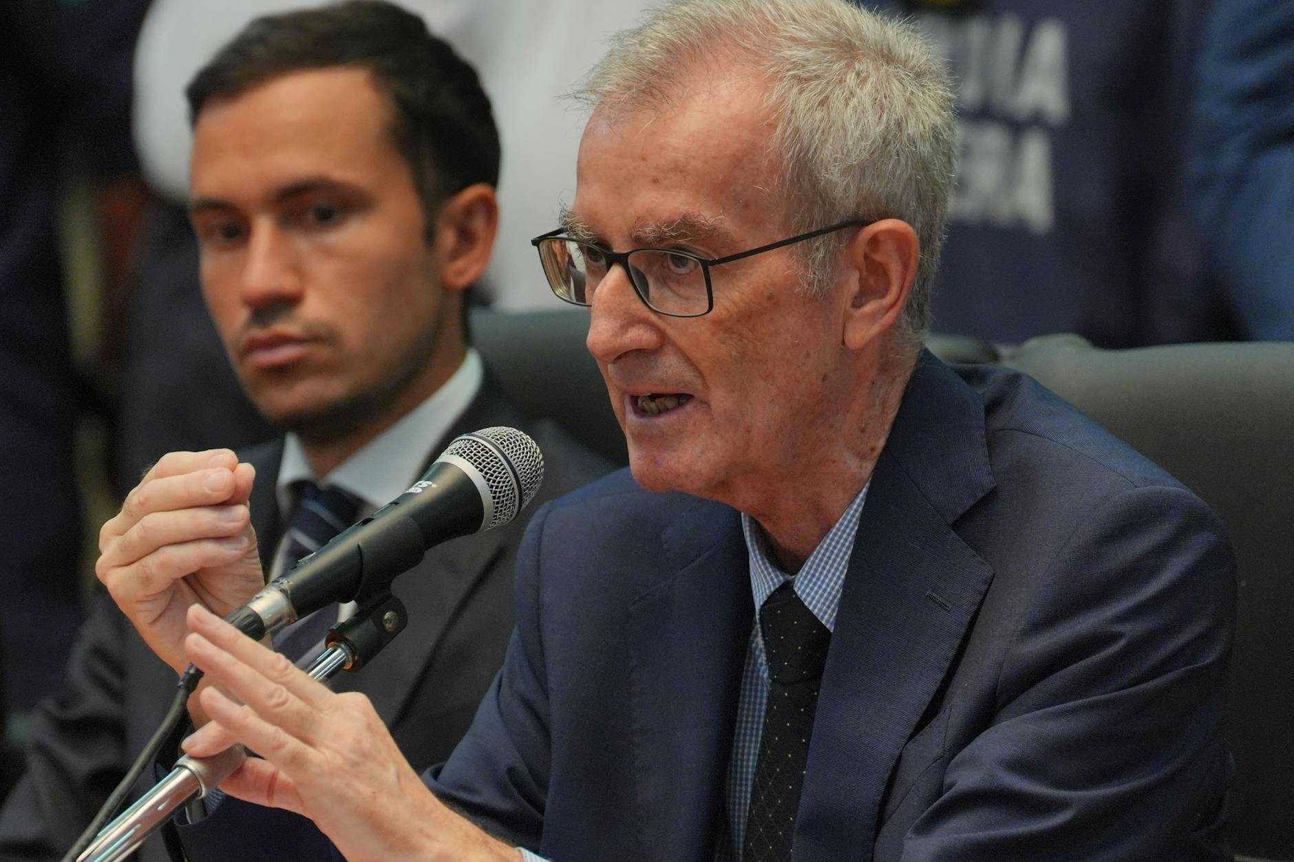 Oberstaatsanwalt Ambrogio Cartosio während einer Pressekonferenz über die Such- und Bergungsaktion, nachdem die Luxusjacht „Bayesian“ am Montag in einem Sturm gesunken ist. 