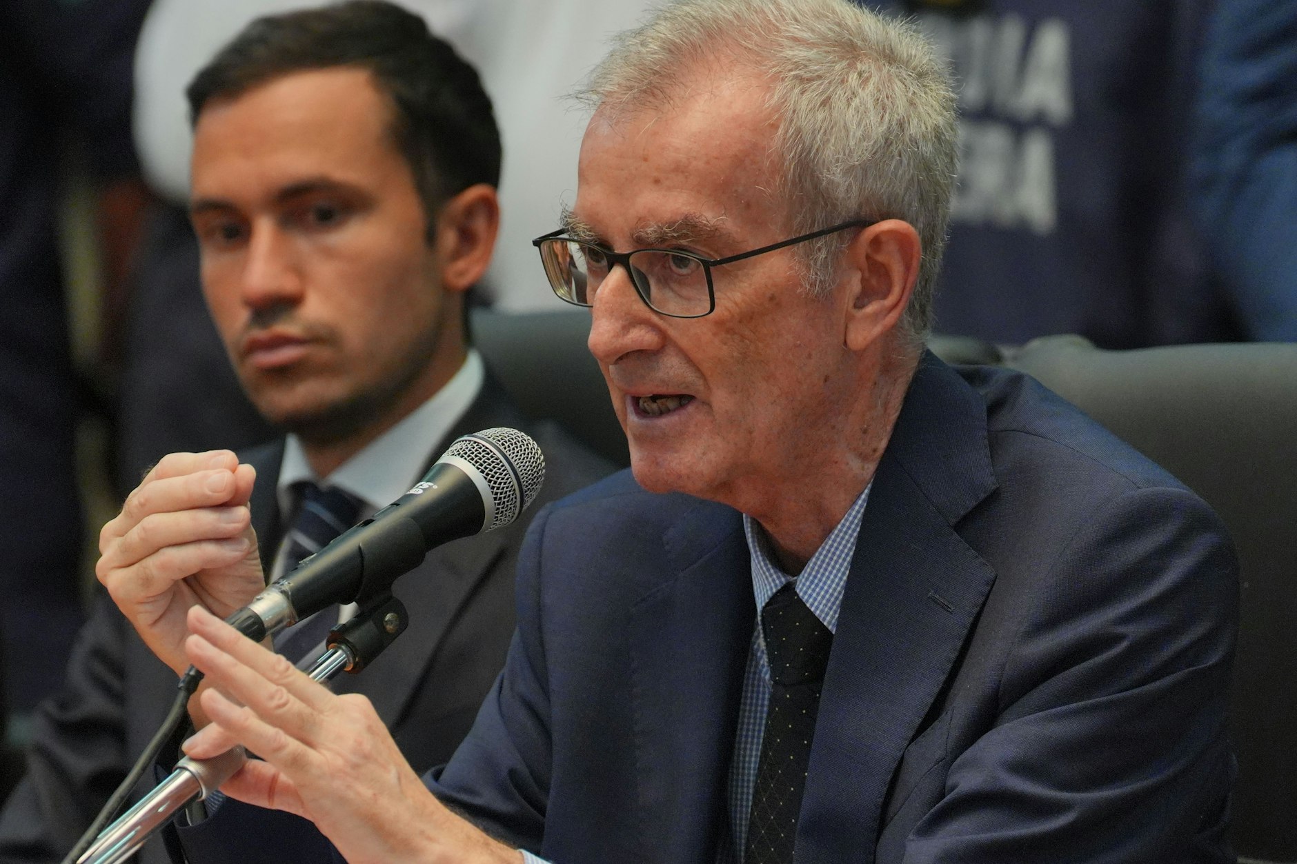 Oberstaatsanwalt Ambrogio Cartosio während einer Pressekonferenz über die Such- und Bergungsaktion, nachdem die Luxusjacht „Bayesian“ am Montag in einem Sturm gesunken ist.&nbsp;