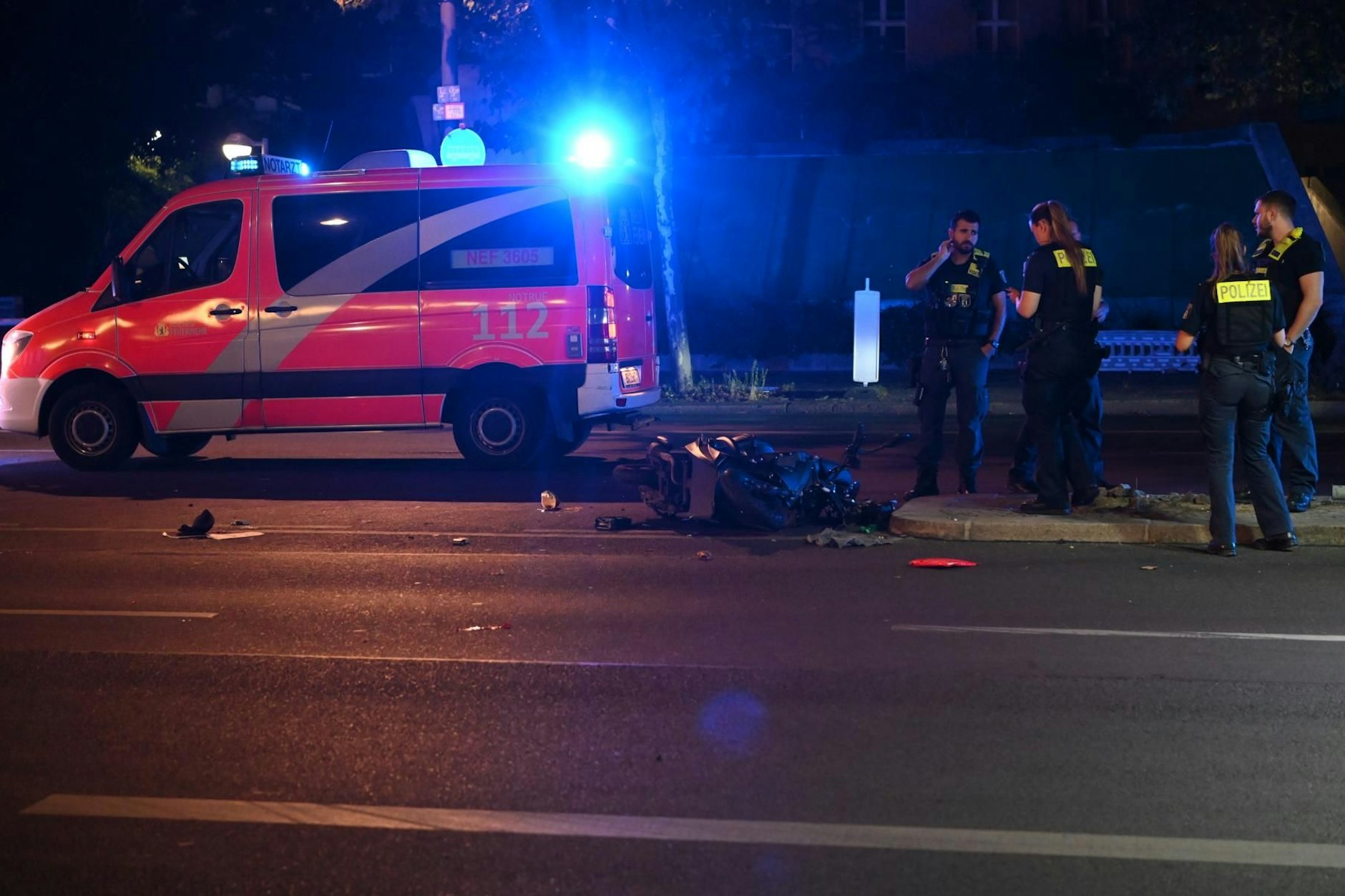 Ein schwerer Unfall ereignete sich am späten Abend an der Kreuzung Hardenbergstraße / Knesebeckstraße in Charlottenburg.