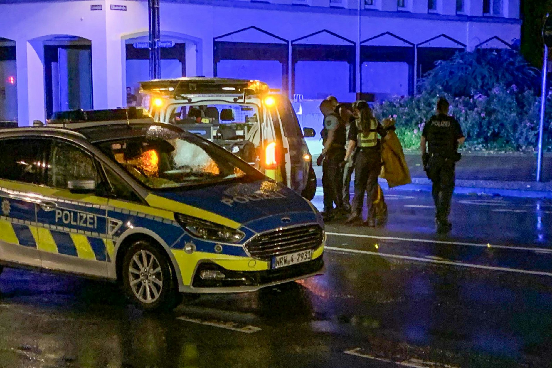 Der mutmaßliche Attentäter von Solingen stellte sich am späten Abend einer Polizeistreife.