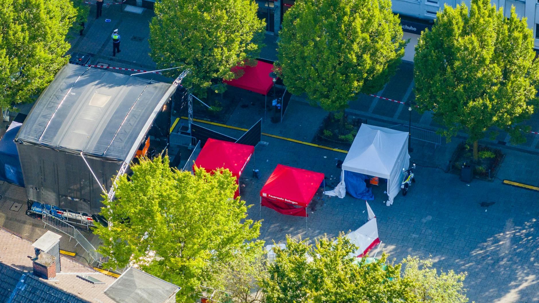 Solingen: Nach der Messerattacke auf dem Solinger Stadtfest stehen am Samstagmorgen Zelte von Polizei und Feuerwehr am Tatort vor der Bühne auf dem Fronhof in der Solinger Innenstadt. 