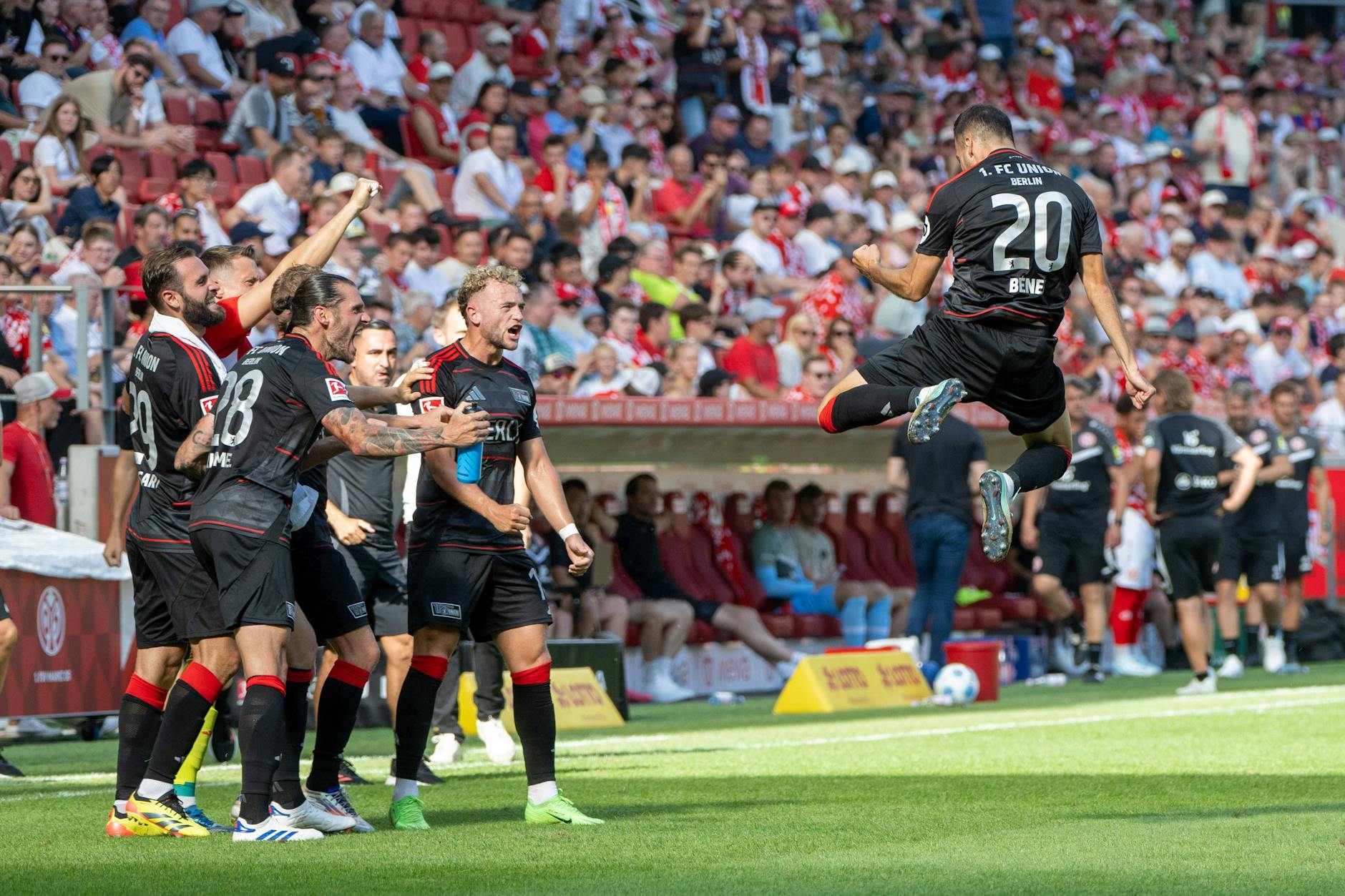 Laszlo Benes (r.) jubelt über sein Tor in Mainz und beschert dem 1. FC Union einen Punkt zum Bundesliga-Start. 