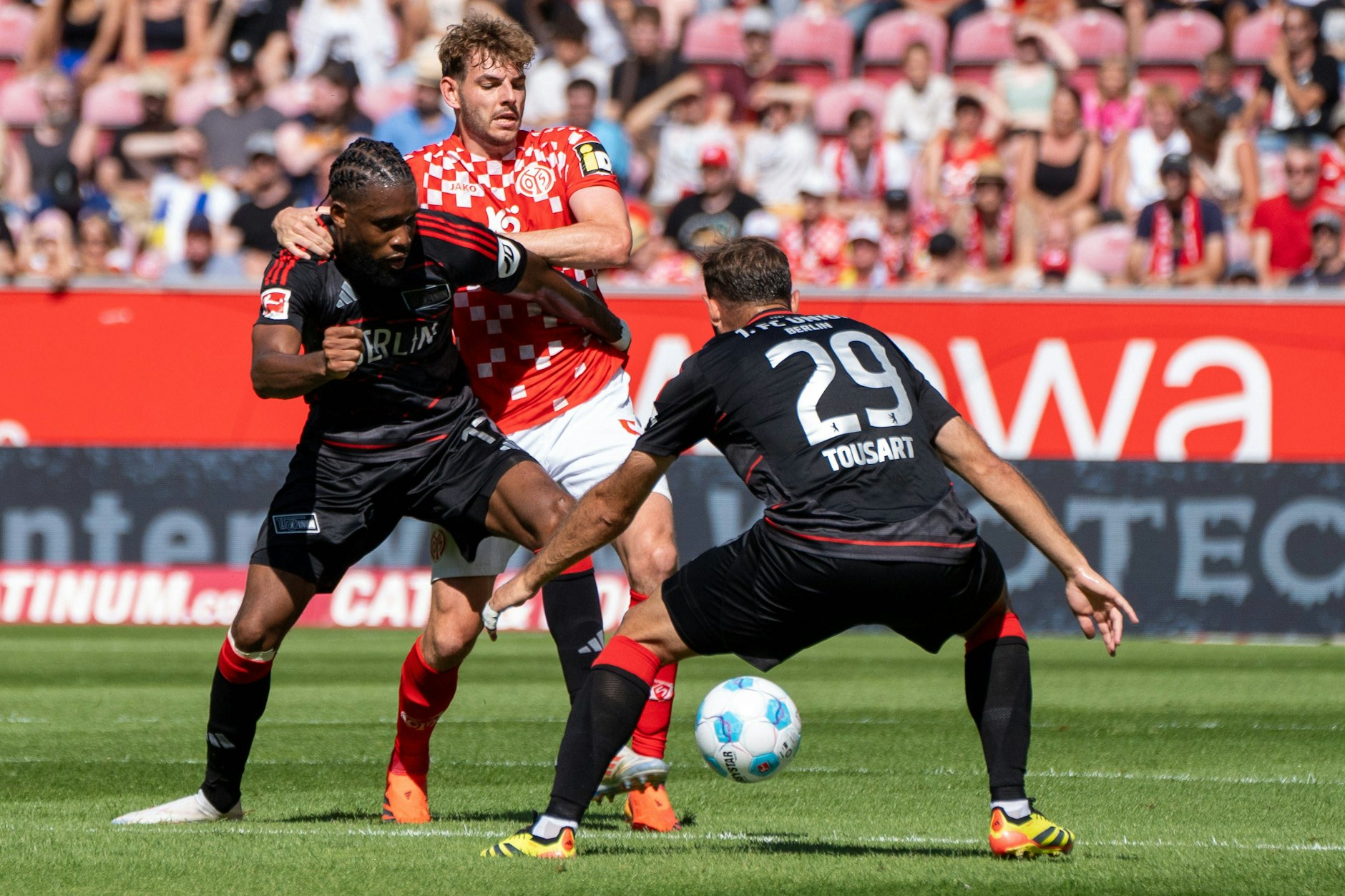 Hart umkämpftes Match: Jordan Siebatcheu (links) und Lucas Tousart im Zweikampf gegen den Mainzer Maxim Leitsch.