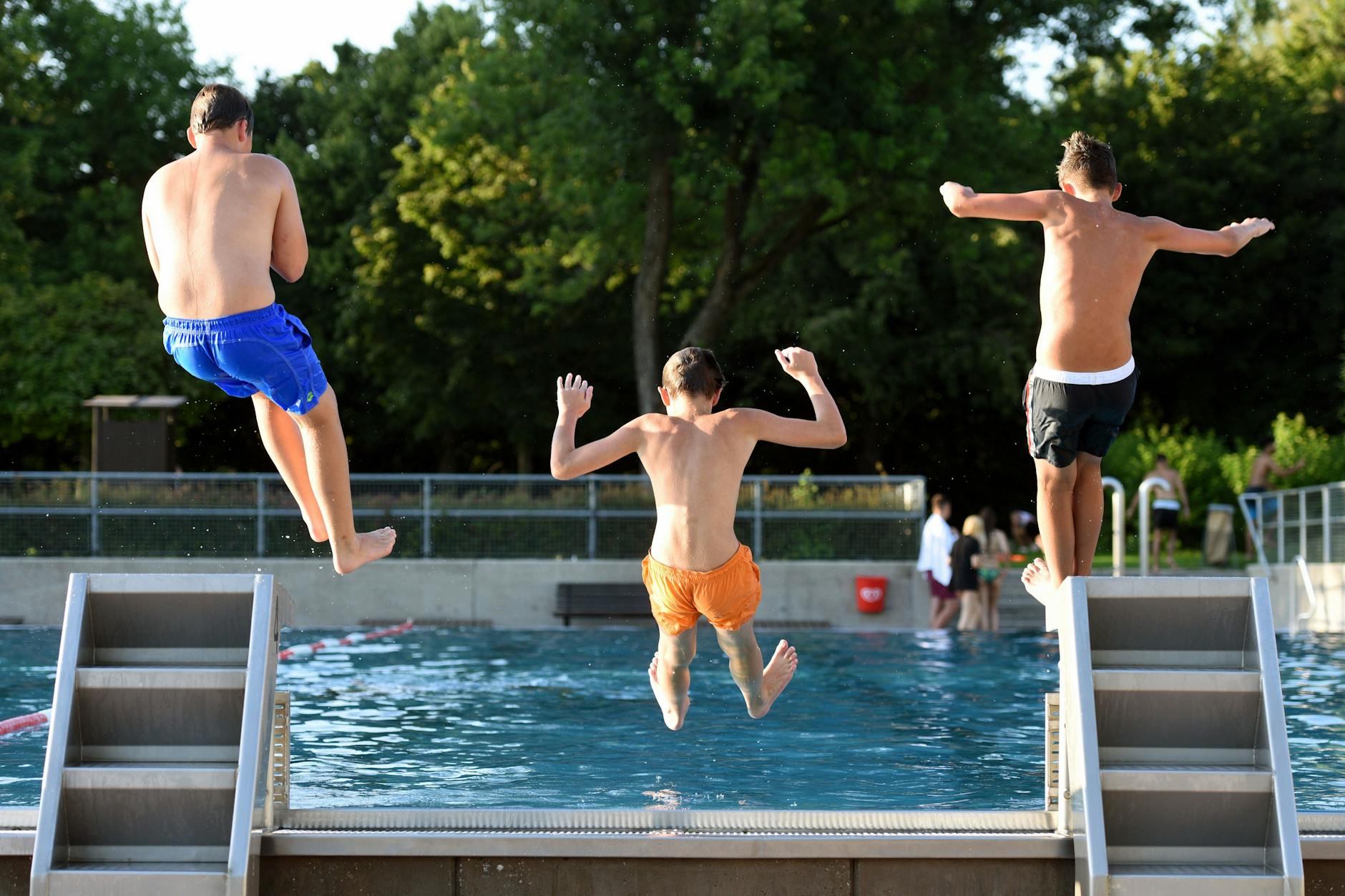 In einem Freibad in Südtirol müssen junge Männer und Jugendliche genau darauf achten, was sie beim Baden tragen.