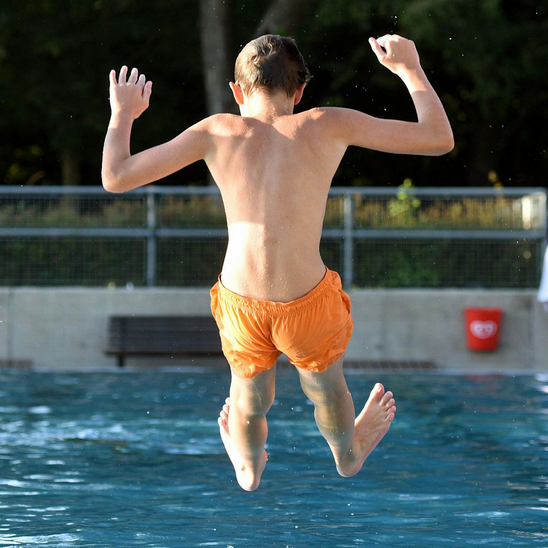 Ärger im Freibad: Freibad geht gegen besonderen Badehosen-Trend vor!