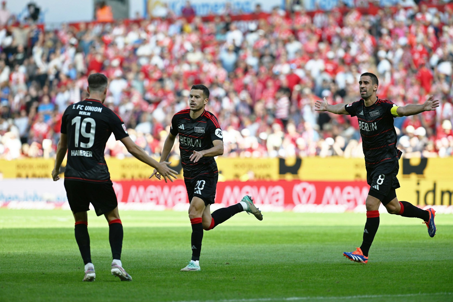 Laszlo Benes (M.) lässt den 1. FC Union in Mainz jubeln und ärgert sich über ausgelassene Chancen. Vize-Kapitän Rani Khedira (r.). ist dagegen eher zufrieden mit dem 1:1. 