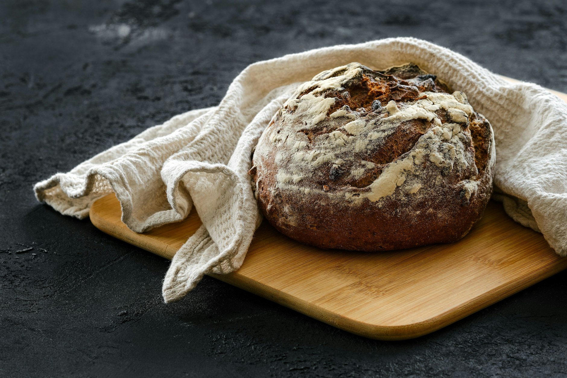 Originales DDR-Rezept! Das Brot passt hervorragend zu deftigen Aufstrichen wie Schmalz, Quark oder hausgemachter Butter. Es ergänzt Suppen, Eintöpfe und Salate ideal. Ob mit Käse, Eiersalat oder geräucherten Wurstsorten – dieses Brot ist vielseitig und schmeckt immer gut.
